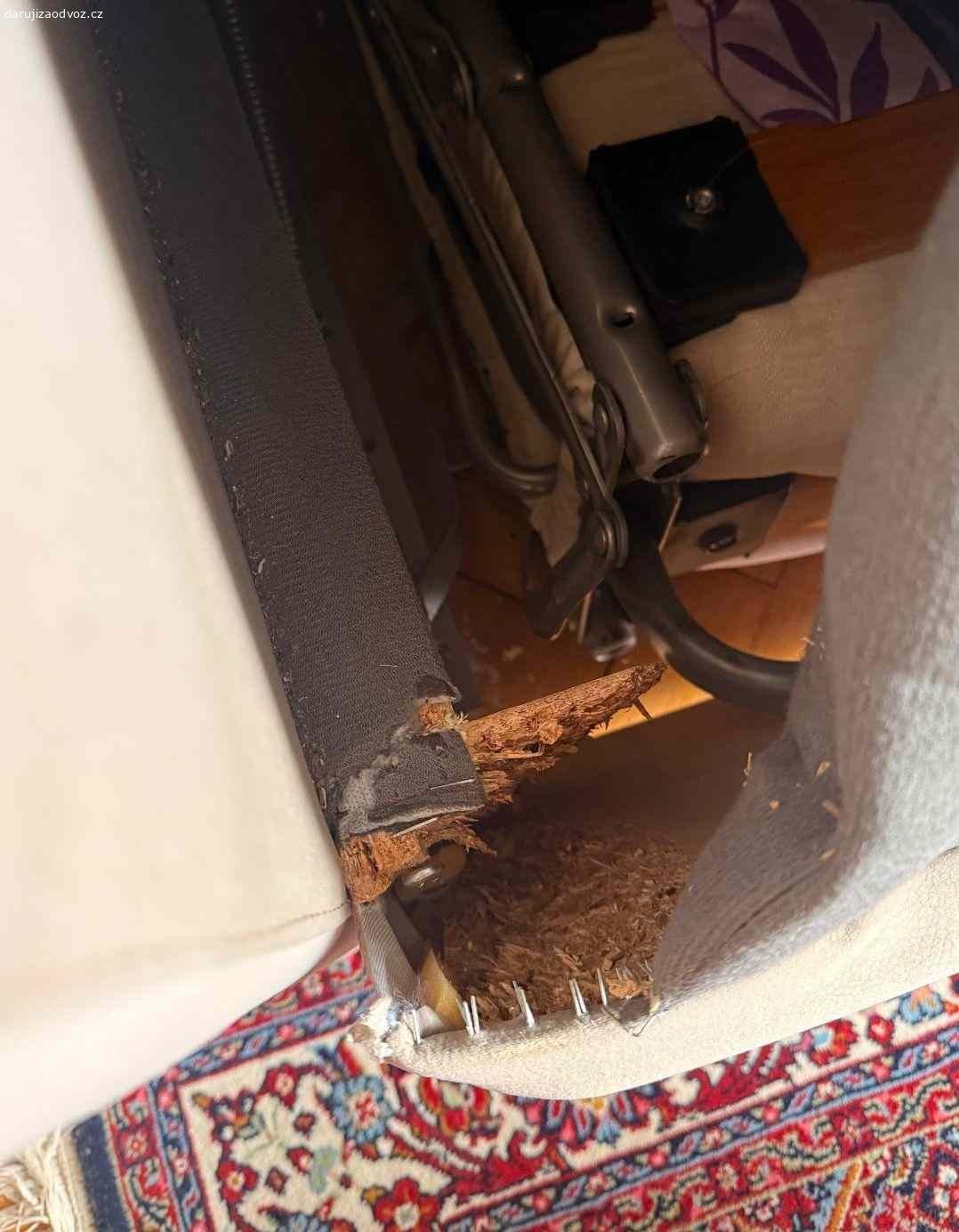 Gauč pohovka rozkládací za odvoz. Daruji za odvoz gauč o rozměrech 190cm šířka a 95 cm hloubka.
Je trochu rozpadlý, ale funkční.
Dá se i rozložit, ale bylo by třeba vyspravit boky, aby držely u sebe a gauč se nerozpadl. Chce to někoho šikovného.

Osobní odběr Praha 6 Dejvice.