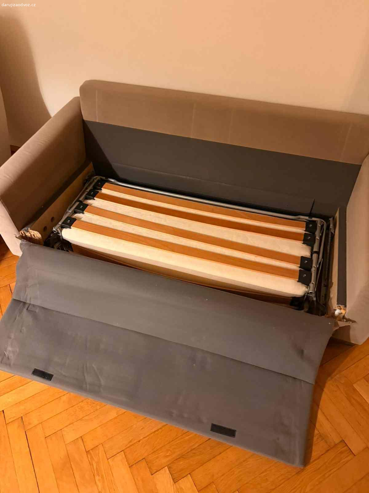 Gauč pohovka rozkládací za odvoz. Daruji za odvoz gauč o rozměrech 190cm šířka a 95 cm hloubka.
Je trochu rozpadlý, ale funkční.
Dá se i rozložit, ale bylo by třeba vyspravit boky, aby držely u sebe a gauč se nerozpadl. Chce to někoho šikovného.

Osobní odběr Praha 6 Dejvice.