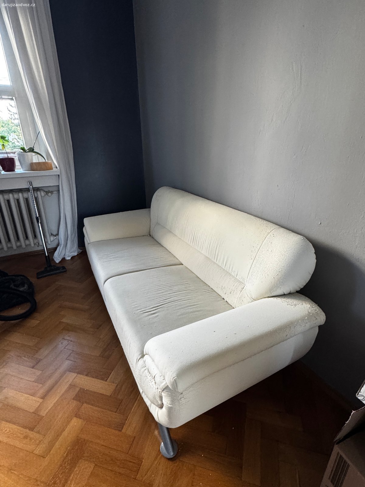 Gauč, pohovka sedák ze studené pěny. Povrch původně z bílé koženky je ale již téměř zcela odrolen. Vhodné tedy k přečalounění, nebo s přehozem. 
Výška sedáku 42 cm, opěradla 80 cm, Celkový rozměr 200x90 cm
Pohodlný sedák a opěradla z výplně ze studené pěny.
Nutný osobní odvoz, k vyzvednutí v Ústí nad Labem