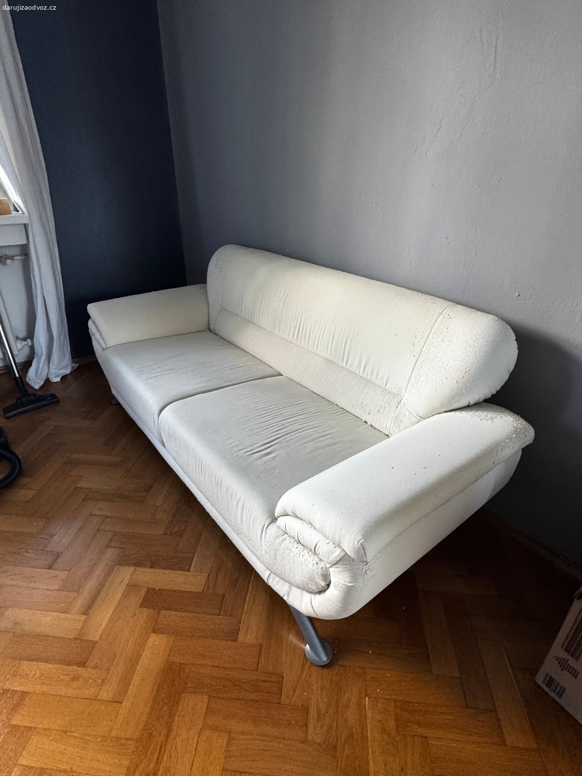 Gauč, pohovka sedák ze studené pěny. Povrch původně z bílé koženky je ale již téměř zcela odrolen. Vhodné tedy k přečalounění, nebo s přehozem. 
Výška sedáku 42 cm, opěradla 80 cm, Celkový rozměr 200x90 cm
Pohodlný sedák a opěradla z výplně ze studené pěny.
Nutný osobní odvoz, k vyzvednutí v Ústí nad Labem