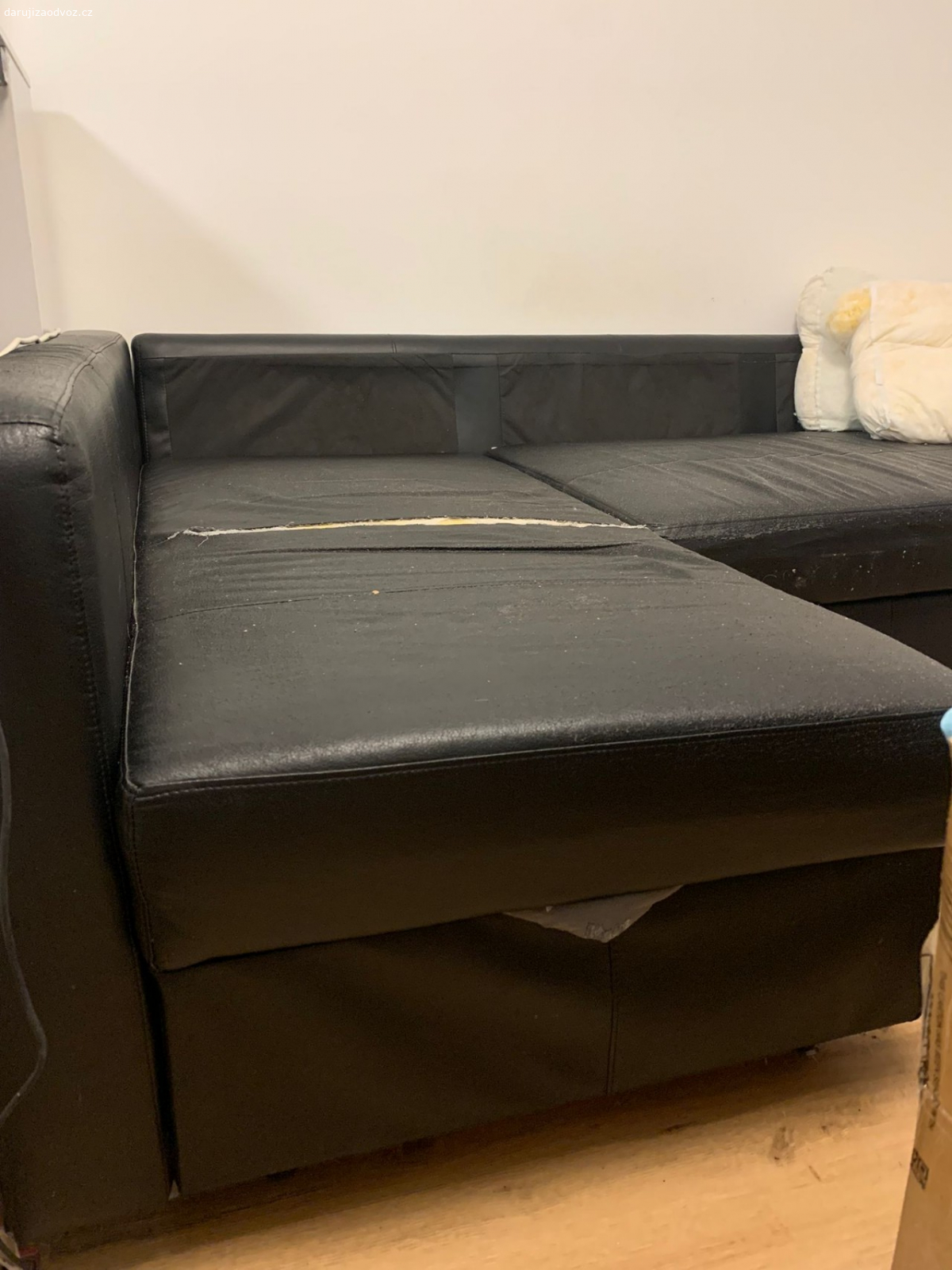 Gauč - rozkládací. Daruji gauč, je již starší a je potřeba na něm mít deku, či prostěradlo, jinak naprosto funkční s úložným prostorem a polštáři bez potahu, rozměr - 228 x 140