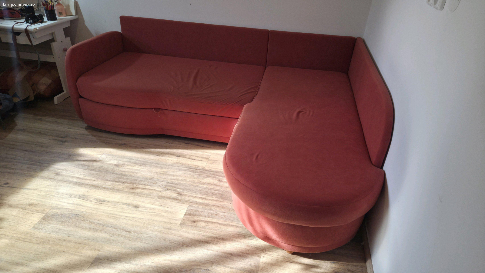 gauč rozkládací. Gauč rozkládací 250 x 210
Gauč je udržovaný, povrchy v dobré kondici, žádnédiry ani fleky. 
Spát se na něm dá v jednom v pohodě, ve dvou spíš nouzově, na sezení dobrý.
Rozkládání je opravované, funguje.
Rozmontovat se dá na dva velké kusy. Je to dost těžké, stěhovali to 2 chlapi.