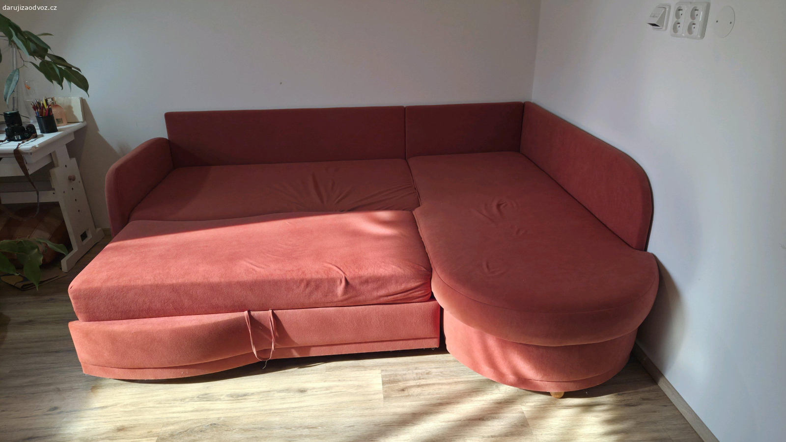 gauč rozkládací. Gauč rozkládací 250 x 210
Gauč je udržovaný, povrchy v dobré kondici, žádnédiry ani fleky. 
Spát se na něm dá v jednom v pohodě, ve dvou spíš nouzově, na sezení dobrý.
Rozkládání je opravované, funguje.
Rozmontovat se dá na dva velké kusy. Je to dost těžké, stěhovali to 2 chlapi.