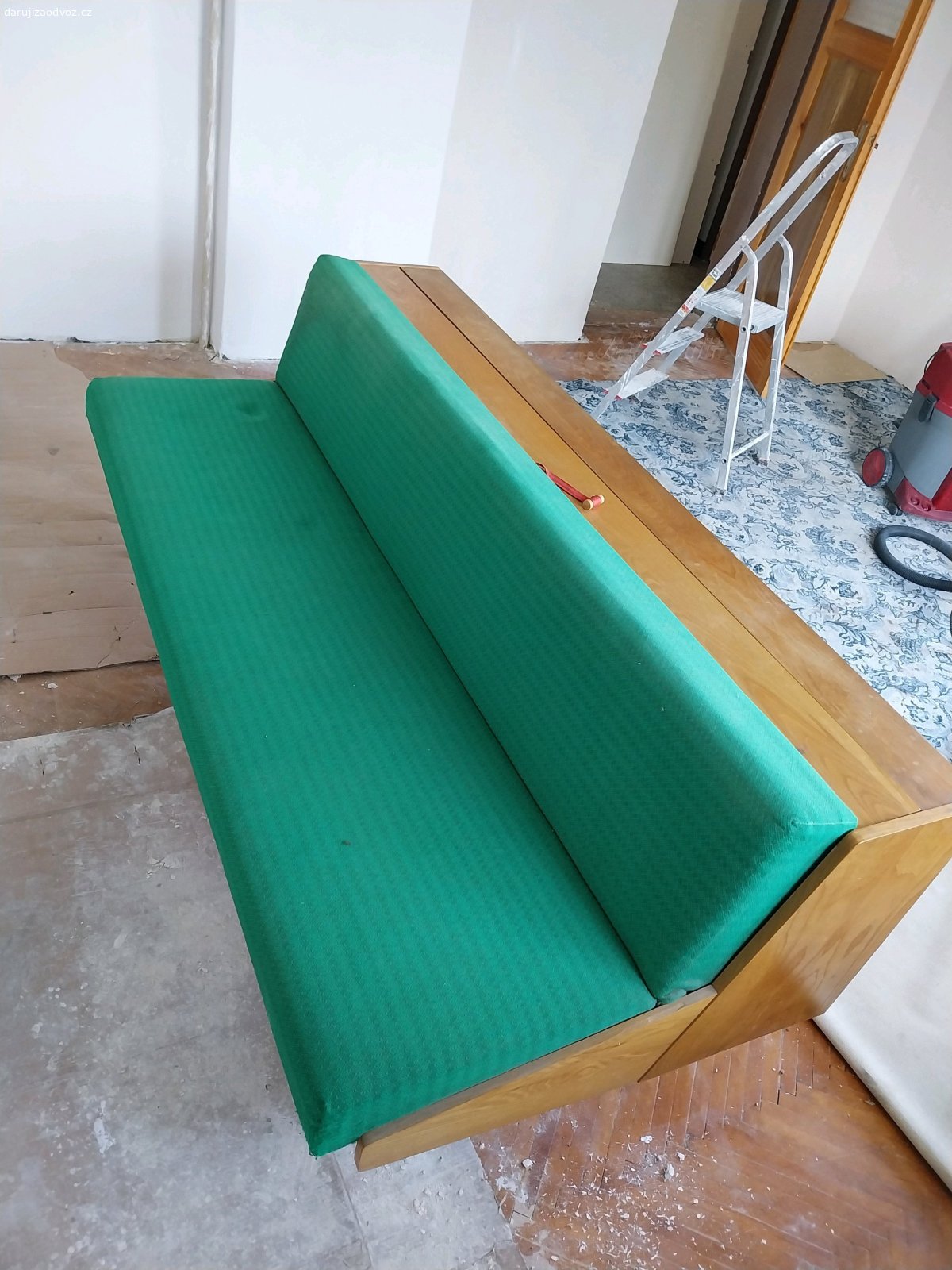 Gauč rozkládací. Daruji za odvoz. Třeba někomu poslouží na chalupě nebo někde na zastřešené verandě. Je zachovalý a bytelný. Žádné fleky. Spěchá.