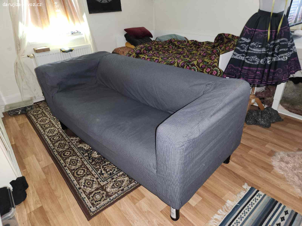 gauč s šedým potahem