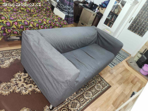 gauč s šedým potahem