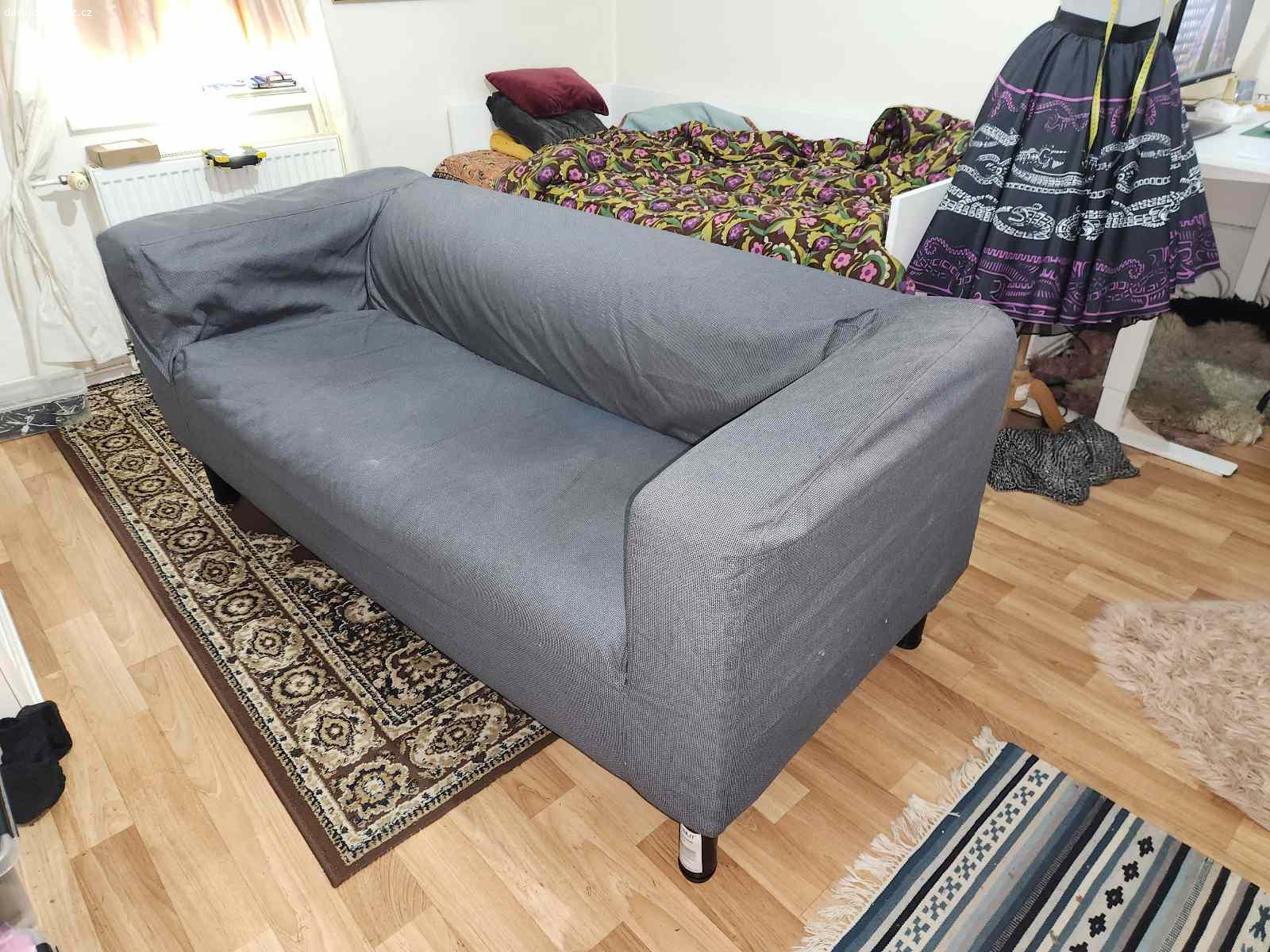 gauč s šedým potahem. Daruji tento gauč. Je to v druhém patře bez výtahu. Je potřeba aby si pro to přijeli dva lidé, kteří to snesou dolů.