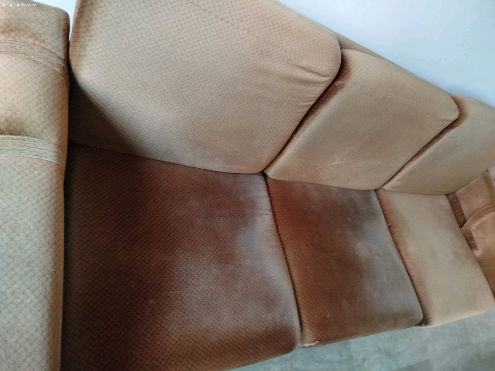 Gauč s úložným prostorem. Nabízím gauč za odvoz.

Gauč cca 220 cm s opěrkami, rozkládací, úložný prostor, vnitřní deska na úložném prostoru má část prasklou a je na ní položená dřevěná překližka, takto normálně použitelné. Polštáře opotřebené.

Nutné odnést po schodech.