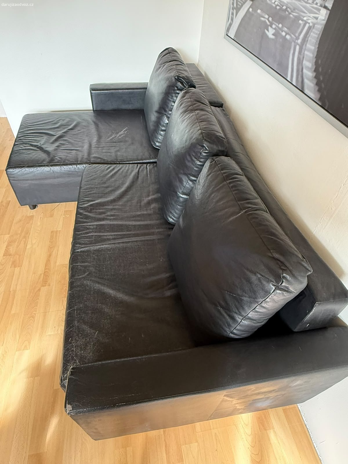 Gauč za odvoz. Rozložitelný gauč s úložným prostorem. Celková šířka gauče od madla k madlu je 224 cm, Lková část a po rozložení je délka 133 cm, výška madel je 56 cm. Gauč lehce poškrábaný, lze zakrýt dekou. Pouze vlastní odvoz.