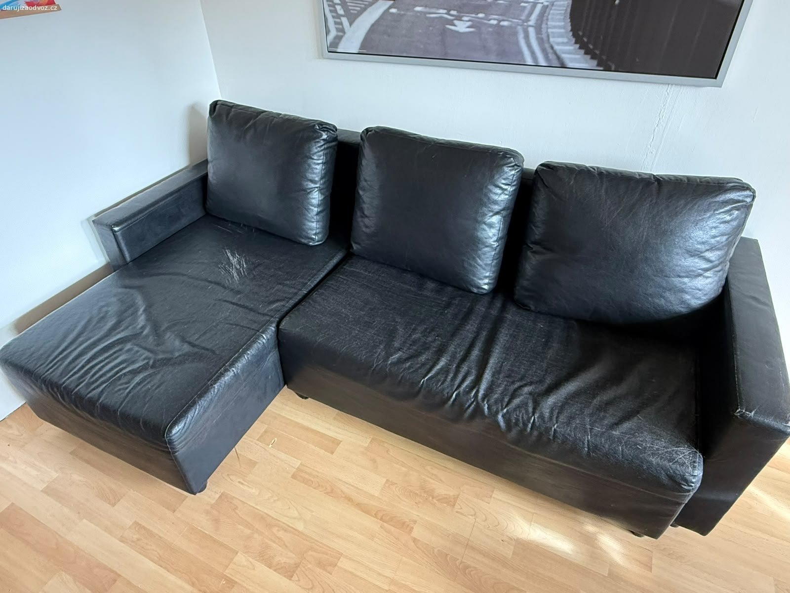 Gauč za odvoz. Rozložitelný gauč s úložným prostorem. Celková šířka gauče od madla k madlu je 224 cm, Lková část a po rozložení je délka 133 cm, výška madel je 56 cm. Gauč lehce poškrábaný, lze zakrýt dekou. Pouze vlastní odvoz.