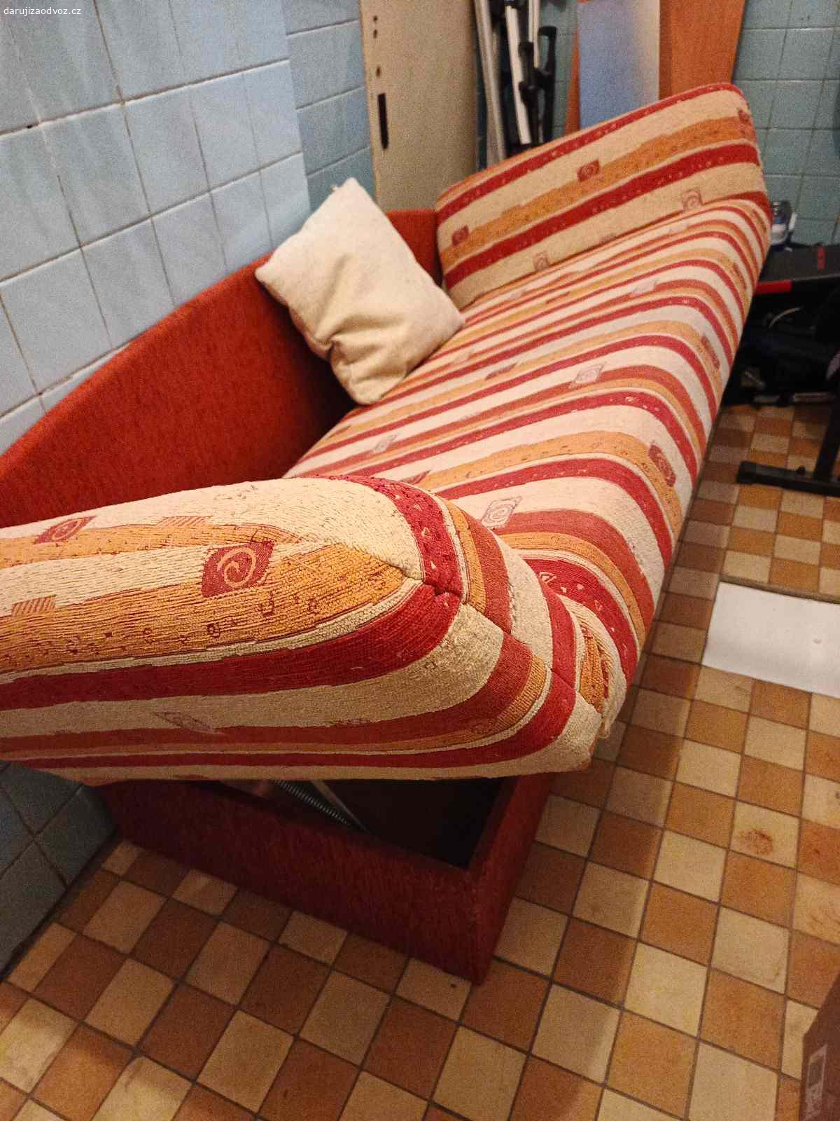 Gauč. Darují gauč se sklopnými bočnicemi a úložným prostorem.