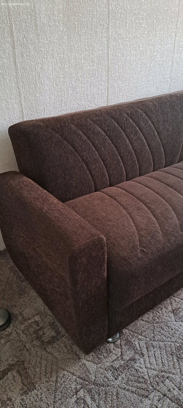 Gauč. Málo používaný Gauč. Délka 208cm, šířka ve složeném stavu 75cm, rozložený 100cm. Volejte po 17h. děkuji.