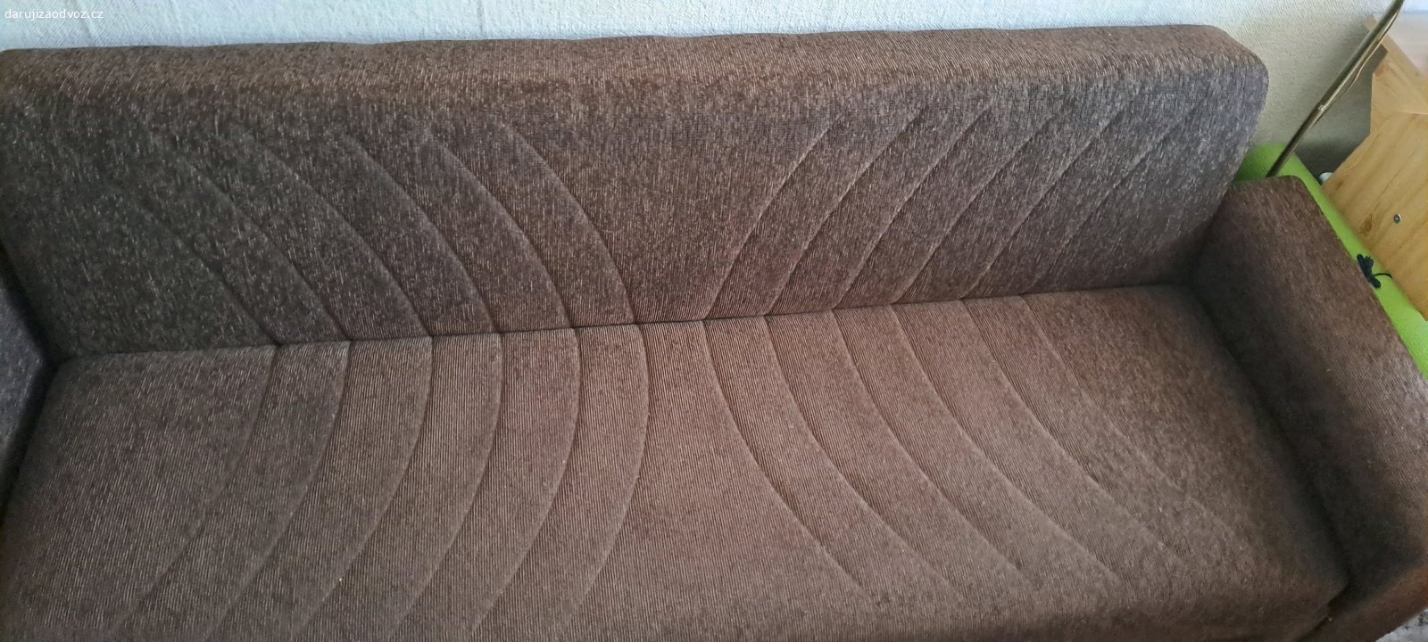 Gauč. Málo používaný Gauč. Délka 208cm, šířka ve složeném stavu 75cm, rozložený 100cm. Volejte po 17h. děkuji.