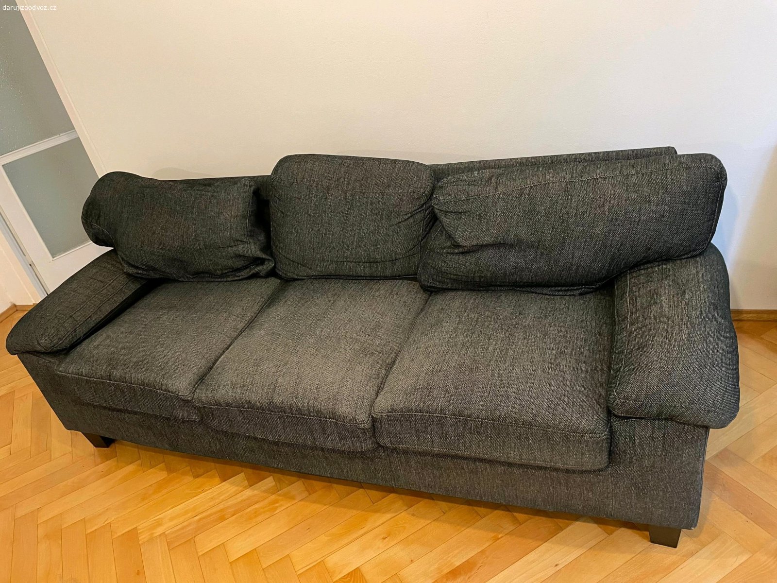 Gauč. Daruji za odvoz. Délka cca 180cm, bez vad, ale ze psí domácnosti - může obsahovat chlupy..Na chatu či pro nenáročné jistě ještě poslouží :)