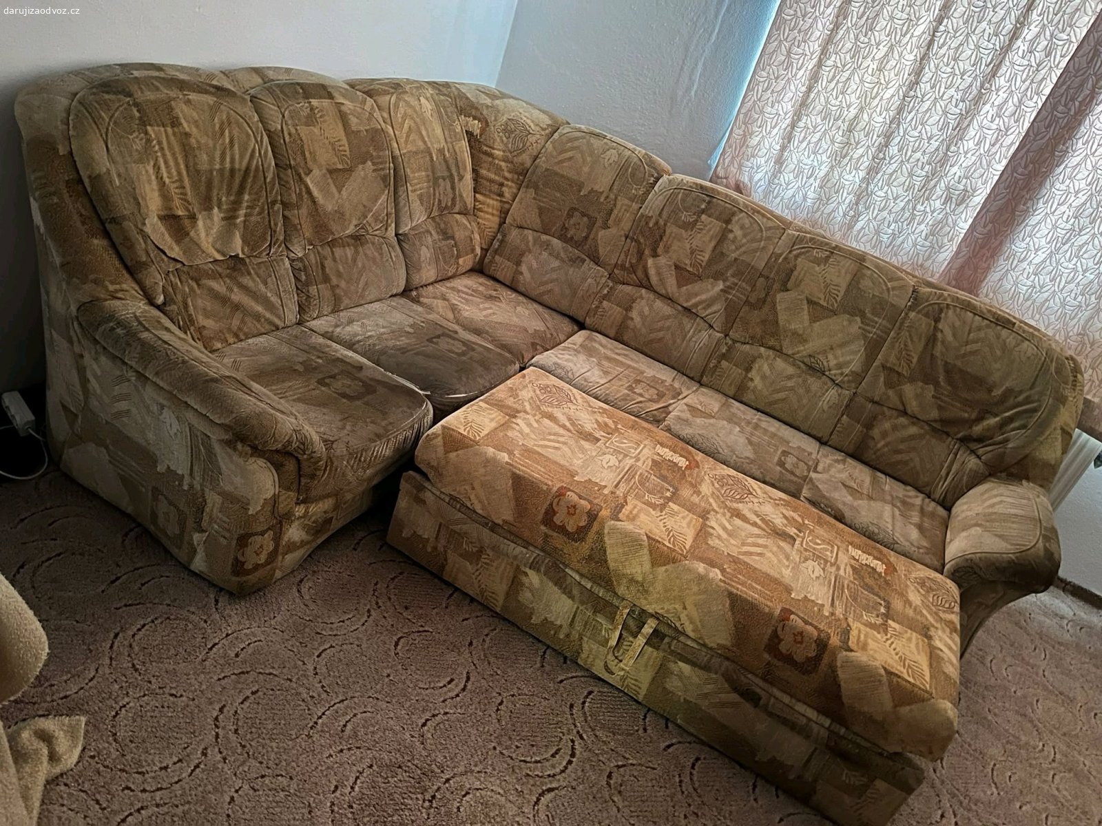 gauč. rozkládací gauč  - možné rozložit na spaní.  

220 x 260 cm.
Výška na sezení 42 cm, celková výška 100 cm, hloubka sedáku 55 cm.

Bez úložného prostoru. 
Tmavší, zašlé plochy půjdou jistě trochu vytepovat. 
Ke gauči nabízím i hnědý potah na celou sedačku.
