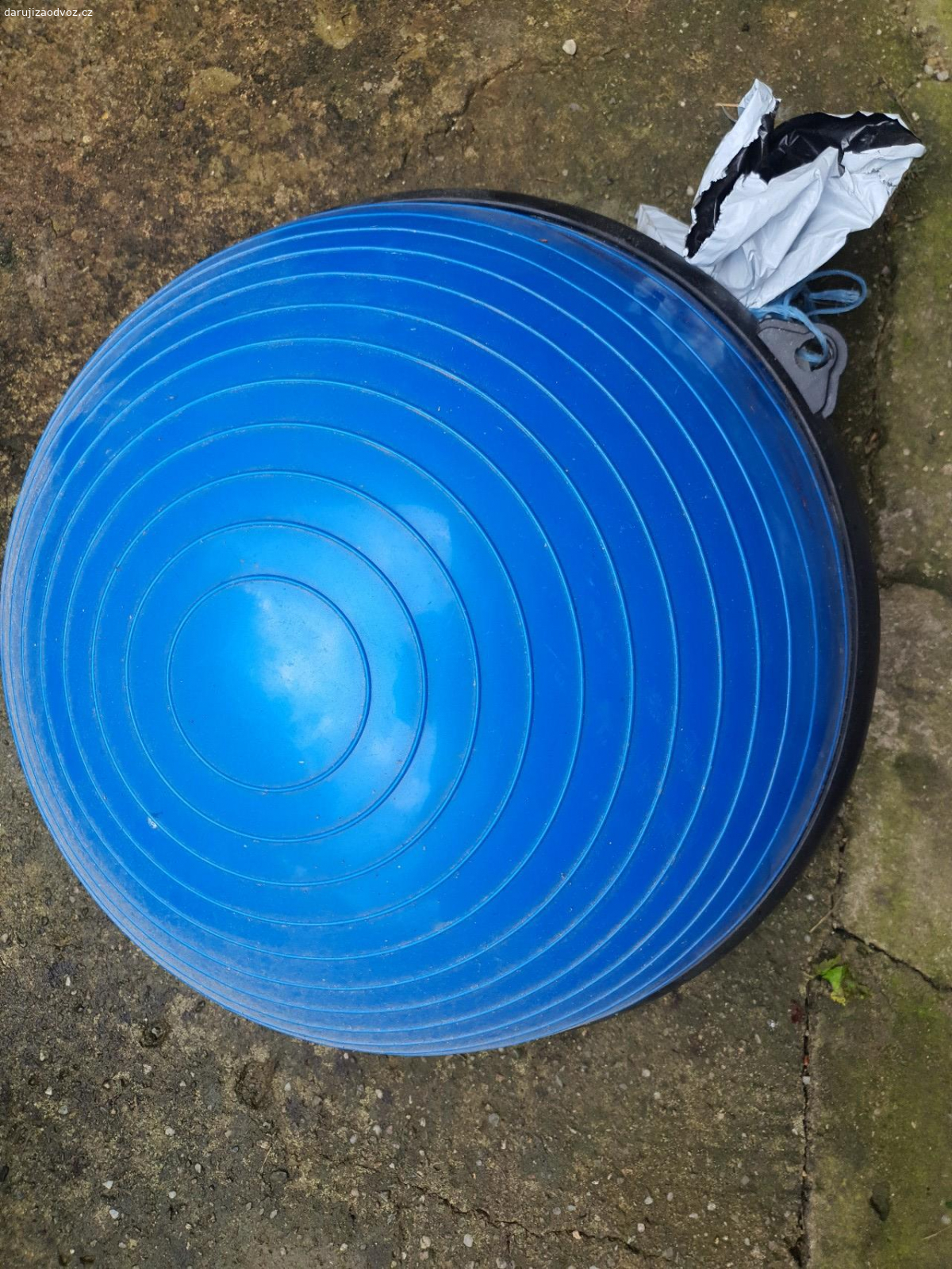 gim míč. 50cm, neschází,  možnost přidělat gumové provazy s držáky.
