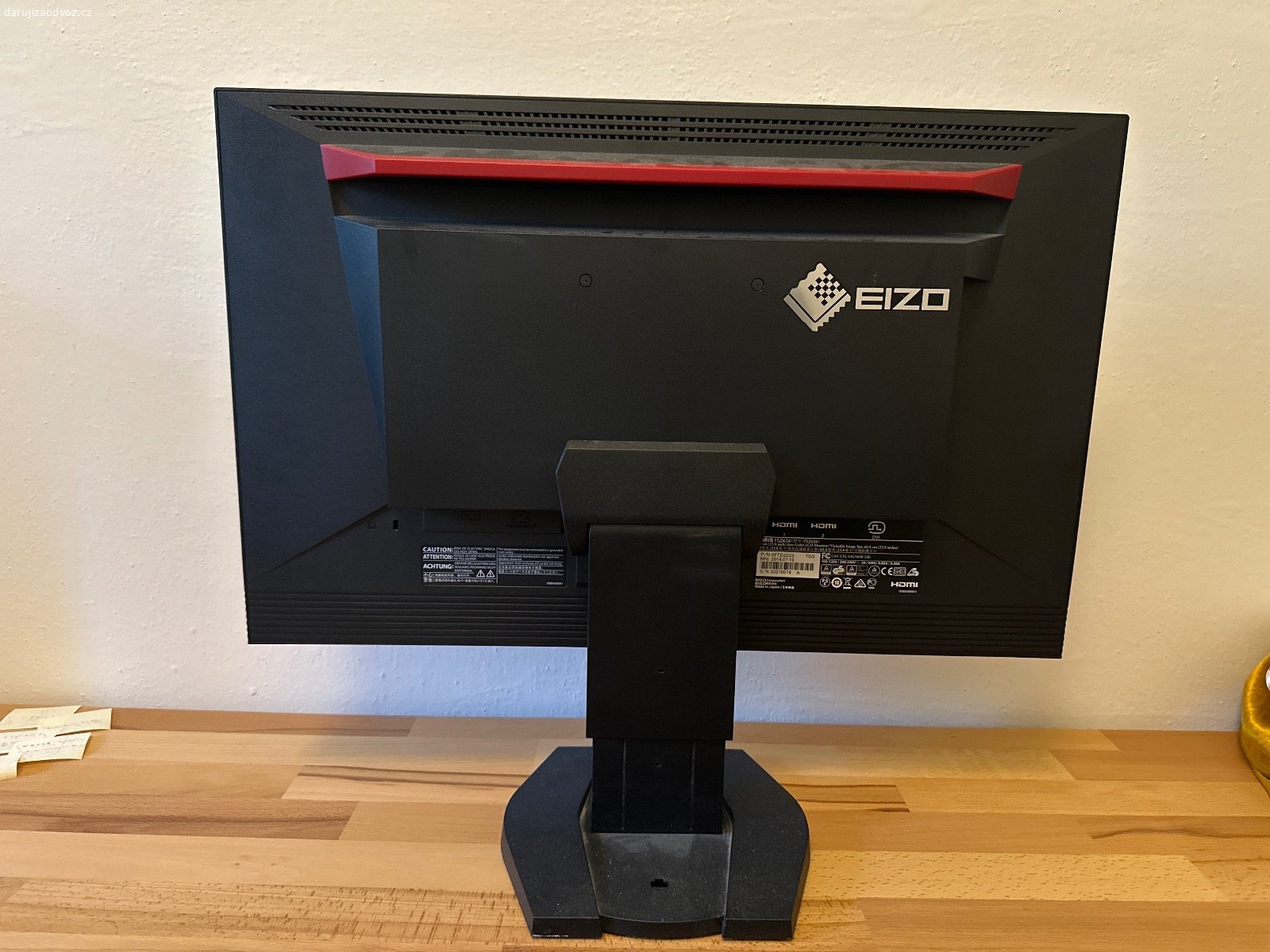 Grafický monitor EIZO. Monitor eizo 24 palců. Asi už vypovídá službu. Po nějaké době vždy začne poblikávání.  Ale třeba si s tím někdo umíte poradit.