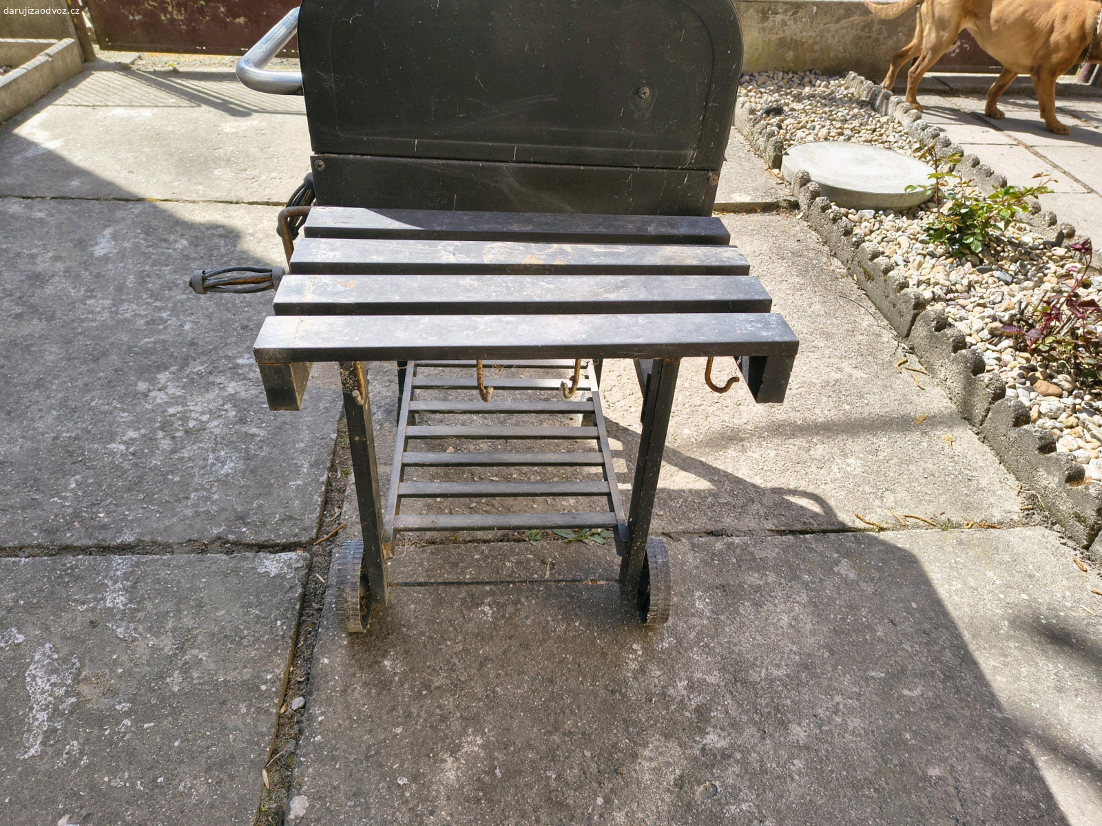 Gril. Gril na dřevěné uhlí 5 let nepoužívaný