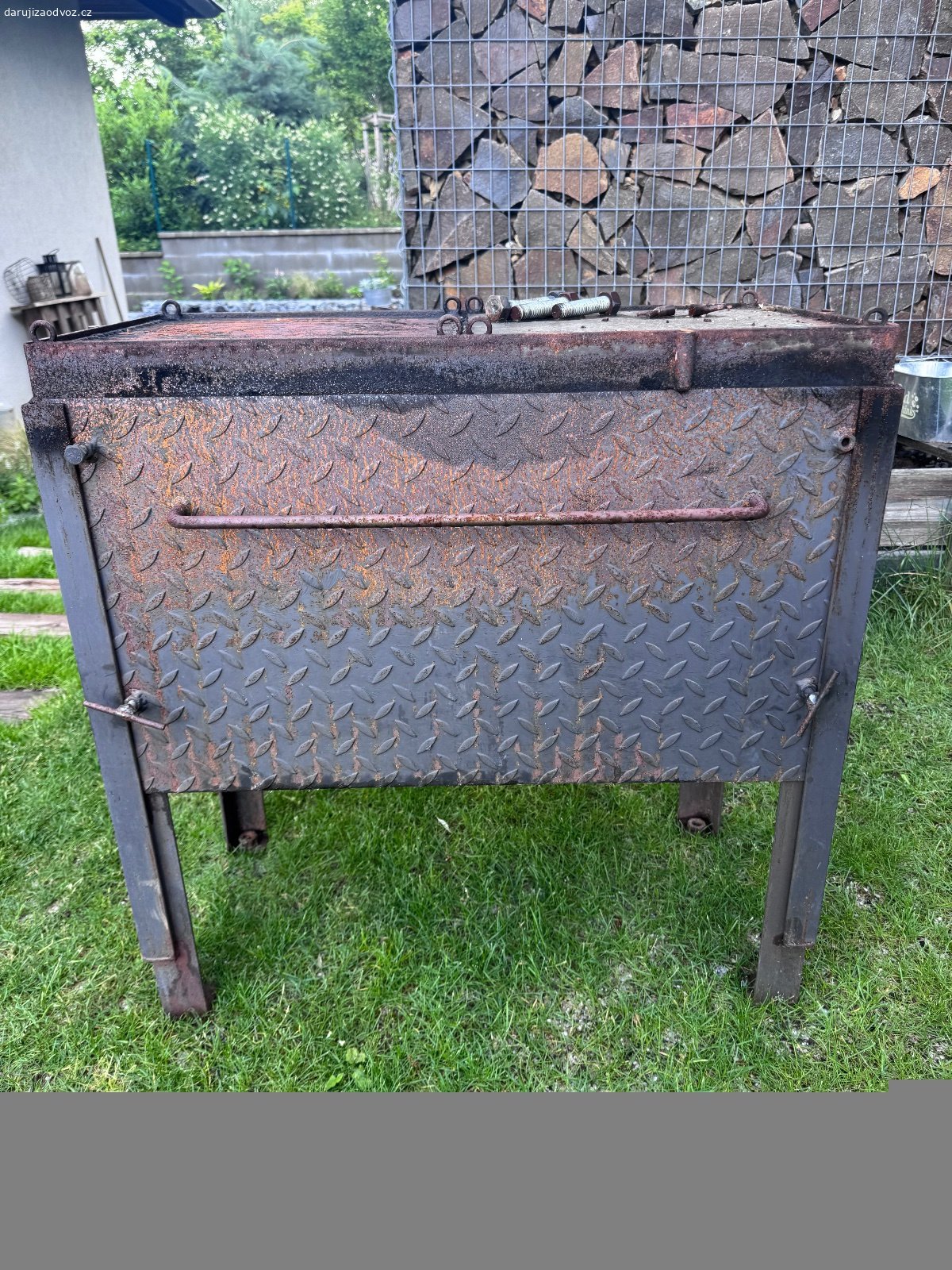 Grill který se dá vestavět nebo samostatně.. Gril má buď rošt v celku nebo mramorové desky.
Otočný rošt na kuřata
