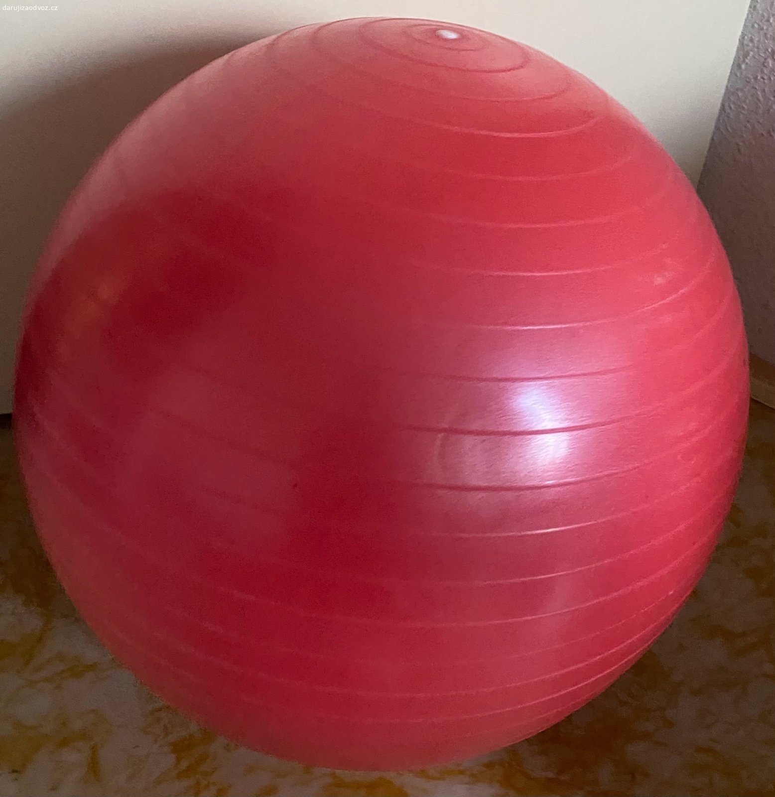 Gymnastický míč. Daruji gymnastický míč bez pumpičky. Téměř nepoužitý. Pouze osobní odběr.