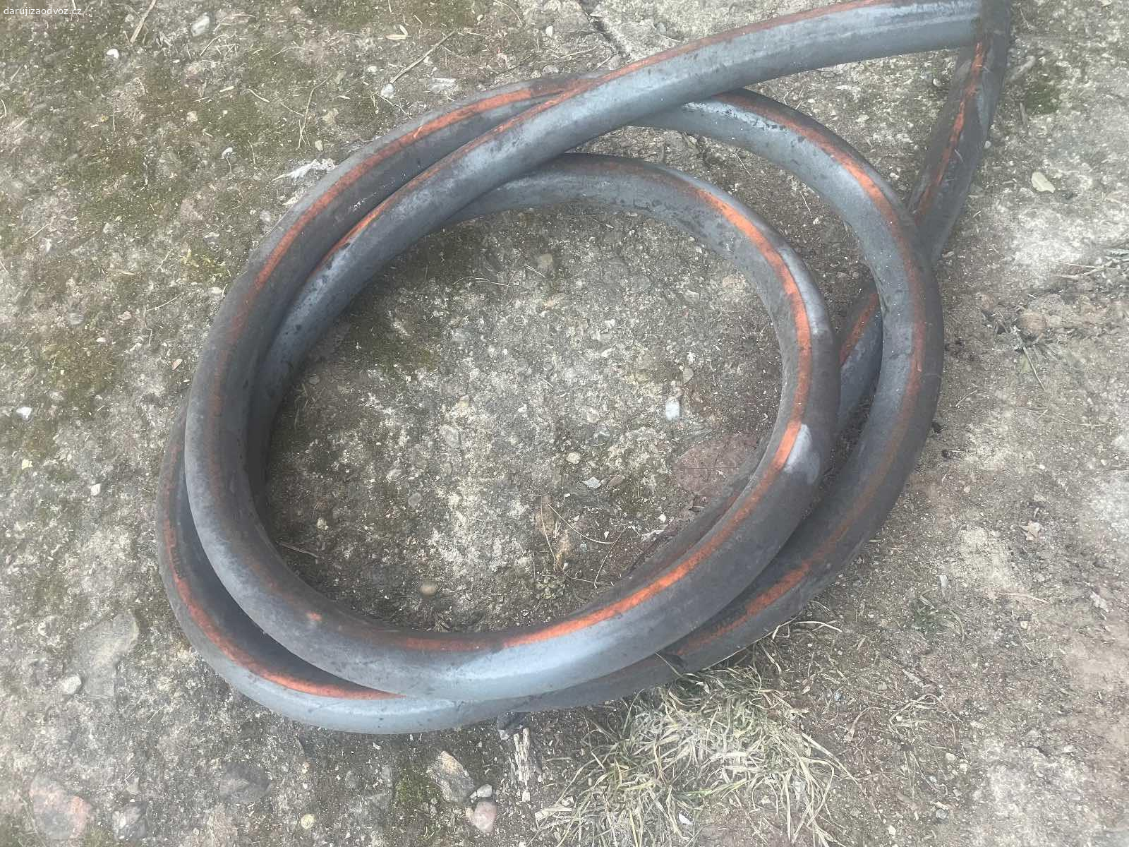 Hadice např. na zahradu - cca 2m. Daruji nevyužitou hadici - délka cca 2m (odhad). Je z tvrdšího materiálu. K vyzvednutí po předchozí domluvě na Praze 4. Lze zaslat i Zásilkovnou při platbě předem. Daruji další věci za ODVOZ viz. inzeráty!