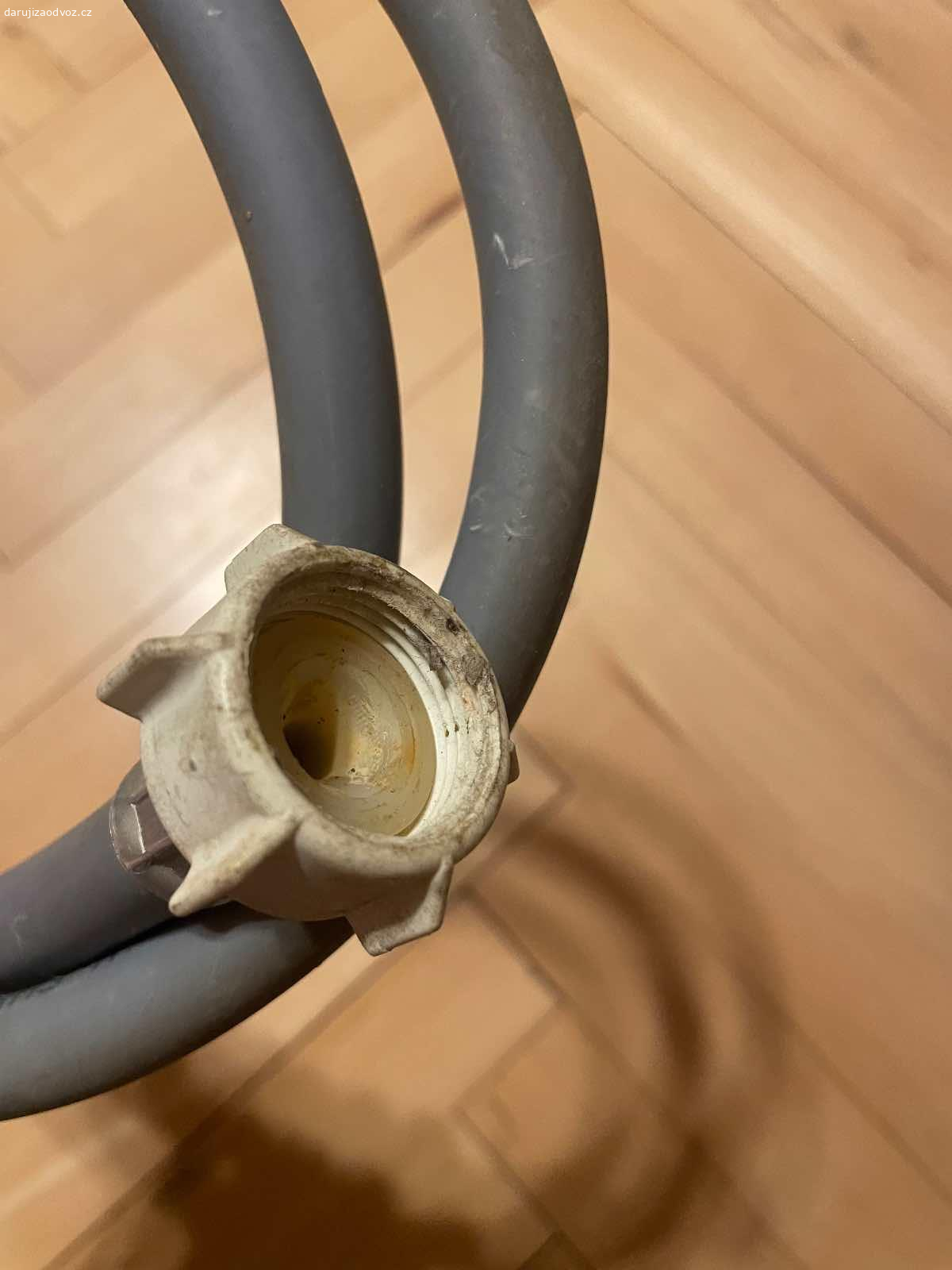 Pračková hadice s kolenem - délka 2 m. Daruji pračkovou hadici s kolenem - délka 2 m. Bez vad. K vyzvednutí po předchozí domluvě v Praze nebo středočeský kraj - Beroun, Kladno, Rakovník, Nižbor, Zbečno. Daruji další věci ZA ODVOZ viz. inzeráty!