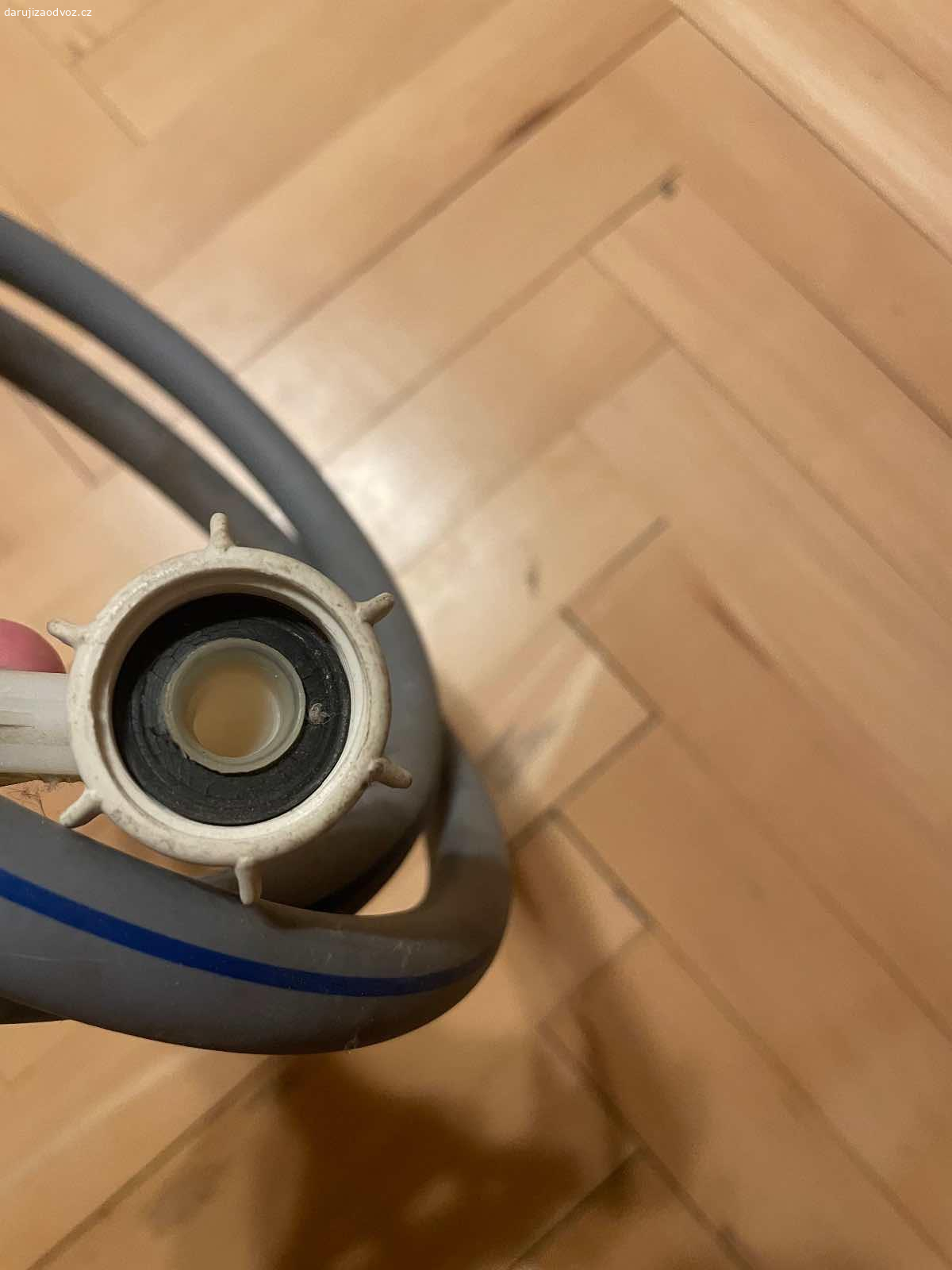 Pračková hadice s kolenem - délka 2 m. Daruji pračkovou hadici s kolenem - délka 2 m. Bez vad. K vyzvednutí po předchozí domluvě v Praze nebo středočeský kraj - Beroun, Kladno, Rakovník, Nižbor, Zbečno. Daruji další věci ZA ODVOZ viz. inzeráty!