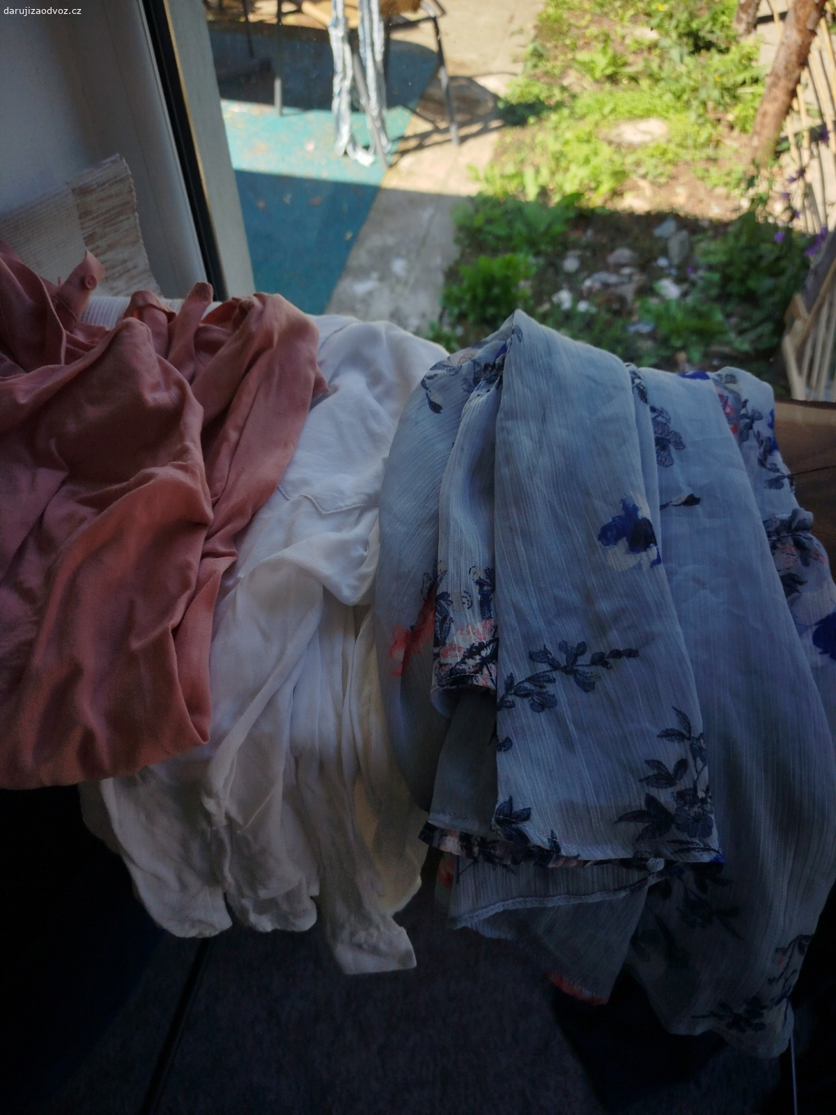 halenky, sukně je velikost 34,36. krásné, bohužel nevyužité oblečení velikosti 34 až 36.  převážně letní sukně a halenky, jedny džínové kraťasy