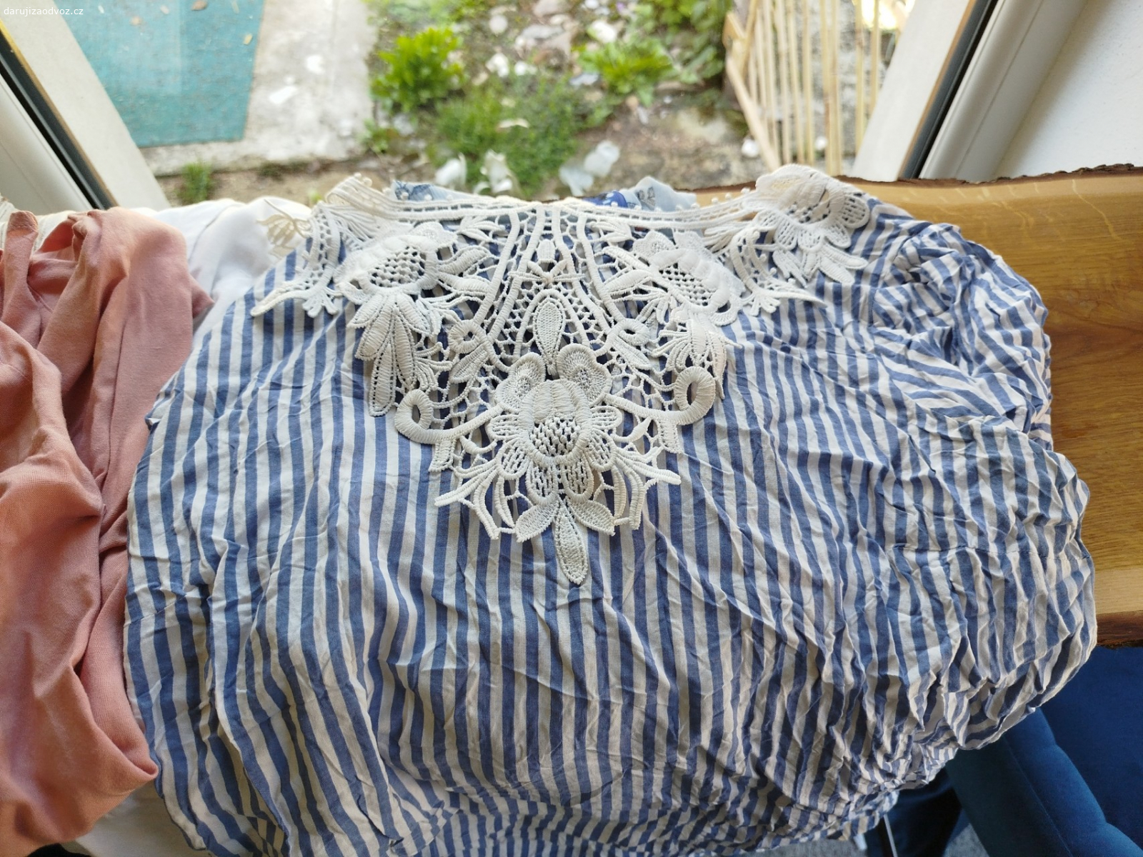 halenky, sukně je velikost 34,36. krásné, bohužel nevyužité oblečení velikosti 34 až 36.  převážně letní sukně a halenky, jedny džínové kraťasy