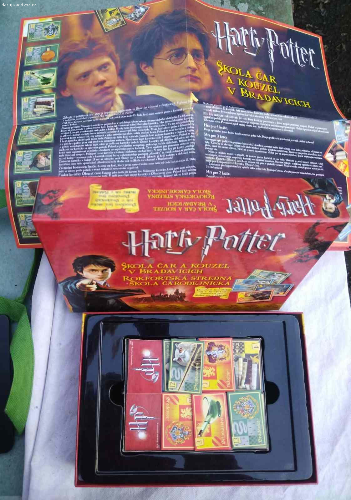 Harry Potter: Desková hra. Vyměním za kávu Nescafé Gold zábavnou rodinnou hru Škola čar a kouzel v Bradavicích. Skvělá volba pro všechny malé i velké čaroděje, kteří chtějí zažít atmosféru kouzelnické školy na vlastní kůži.
Pravidla: Jednoduchá a svižná, pochopí je každý (i mudlové!).
Hraná jednou, už nevyužijeme. Předám Praha 10