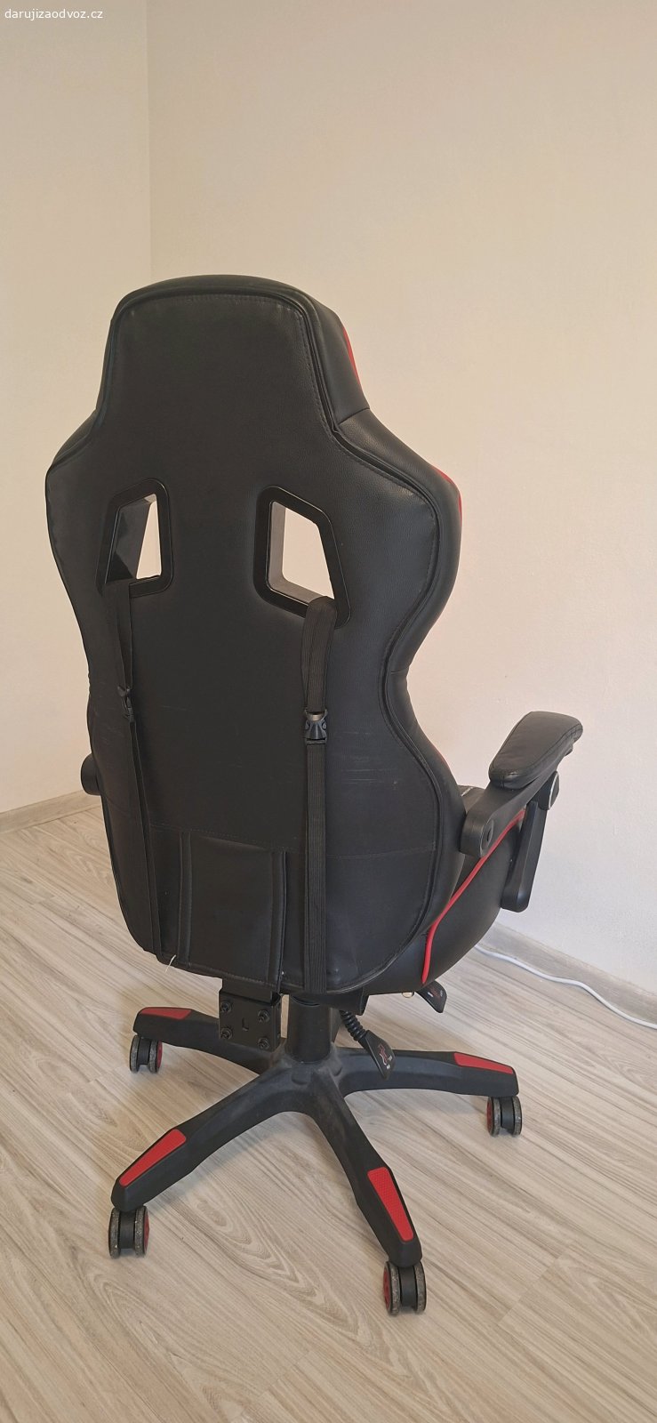 herní křeslo Gamezone. sedák už má něco za sebou ale i přesto je plně funkční.
