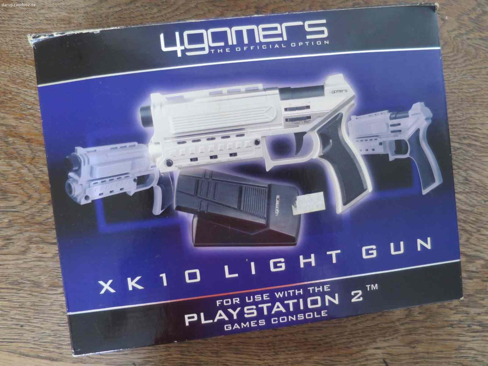 Herní pistole XK10 Light Gun. Herní pistole XK10 Light Gun k Sony PlayStation 2. Nevím, zda je funkční, nemám jak vyzkoušet. Na druhé fotce je veškerý obsah balení.