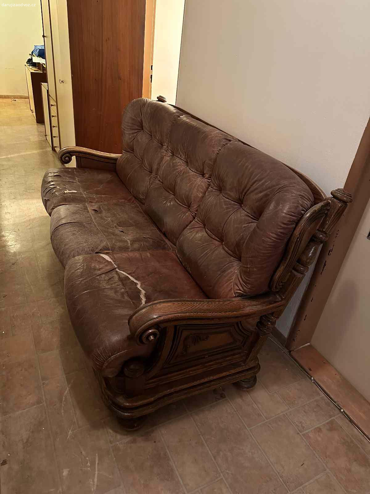 Historická sedačka. Sedáky a opěráky jsou od sedačky snadno oddělitelné. Dřevěná konstrukce vypadá, že le lepená, a zatím se mi ji nepodařilo rozebrat na menší díly, které by se vešly do osobního auta.

Dřevo je v dobrém stavu, ale to čalounění je horší. Doposud jsme ji používali tak, že jsme na podsedácích měli potah z prostěradla. Čalounění na opírání je v dobrém stavu.

Rozměry: 95 x 100 x 195 cm