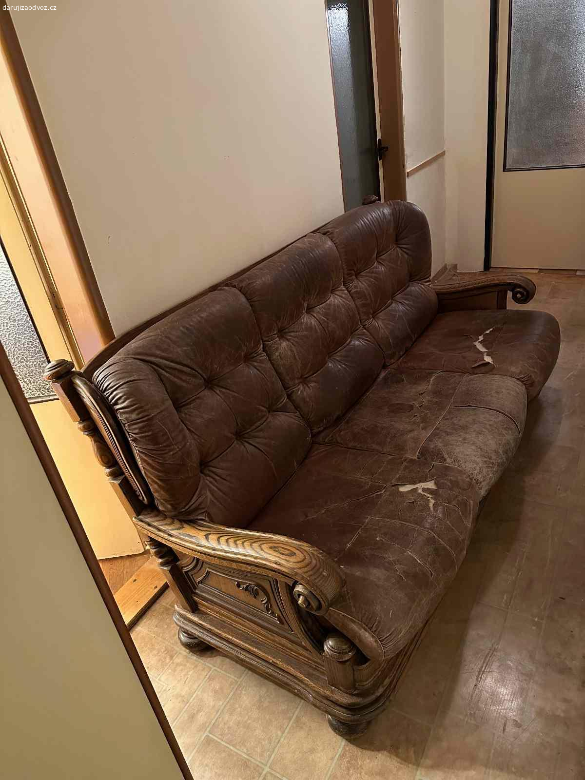 Historická sedačka. Sedáky a opěráky jsou od sedačky snadno oddělitelné. Dřevěná konstrukce vypadá, že le lepená, a zatím se mi ji nepodařilo rozebrat na menší díly, které by se vešly do osobního auta.

Dřevo je v dobrém stavu, ale to čalounění je horší. Doposud jsme ji používali tak, že jsme na podsedácích měli potah z prostěradla. Čalounění na opírání je v dobrém stavu.

Rozměry: 95 x 100 x 195 cm