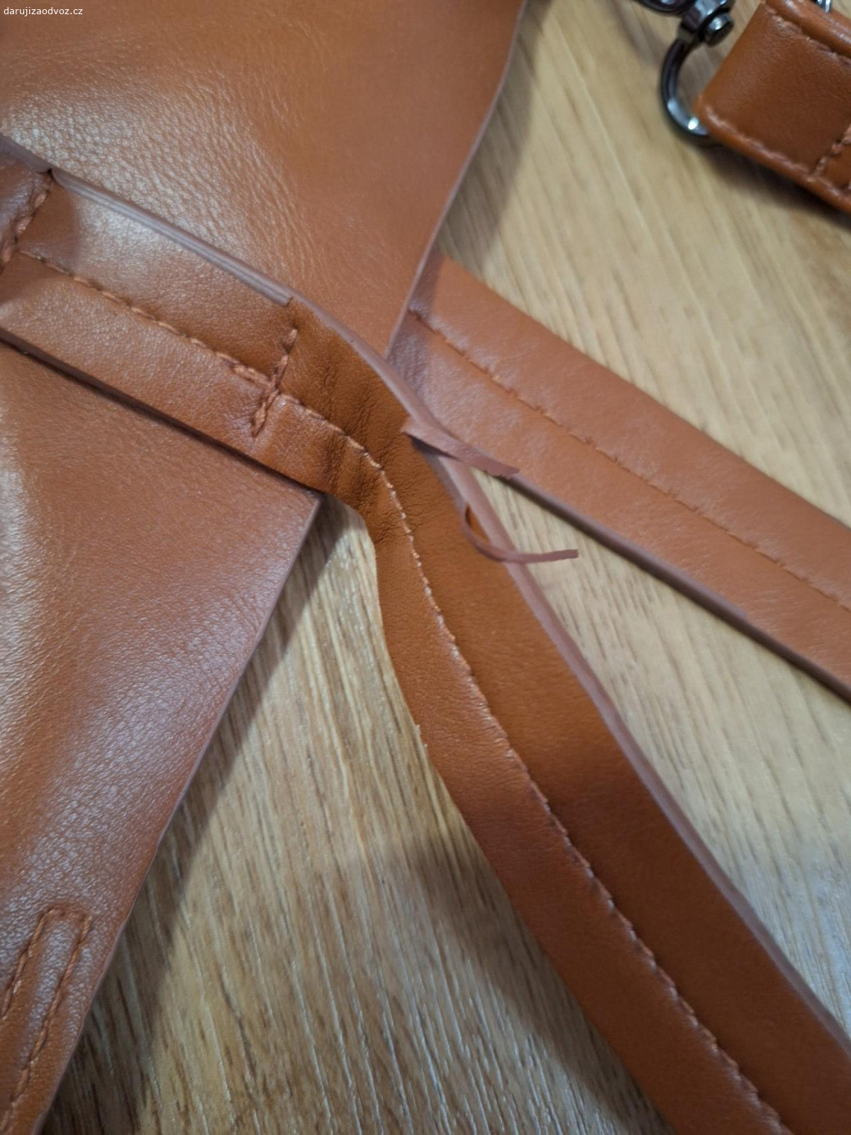 Hnědá kabelka. dámská hnědá kabelka s poškozením na uchách viz foto.  dlouhodobě skladována na chatě 
osobní předání v Dobřejovicích u Prahy po dohodě