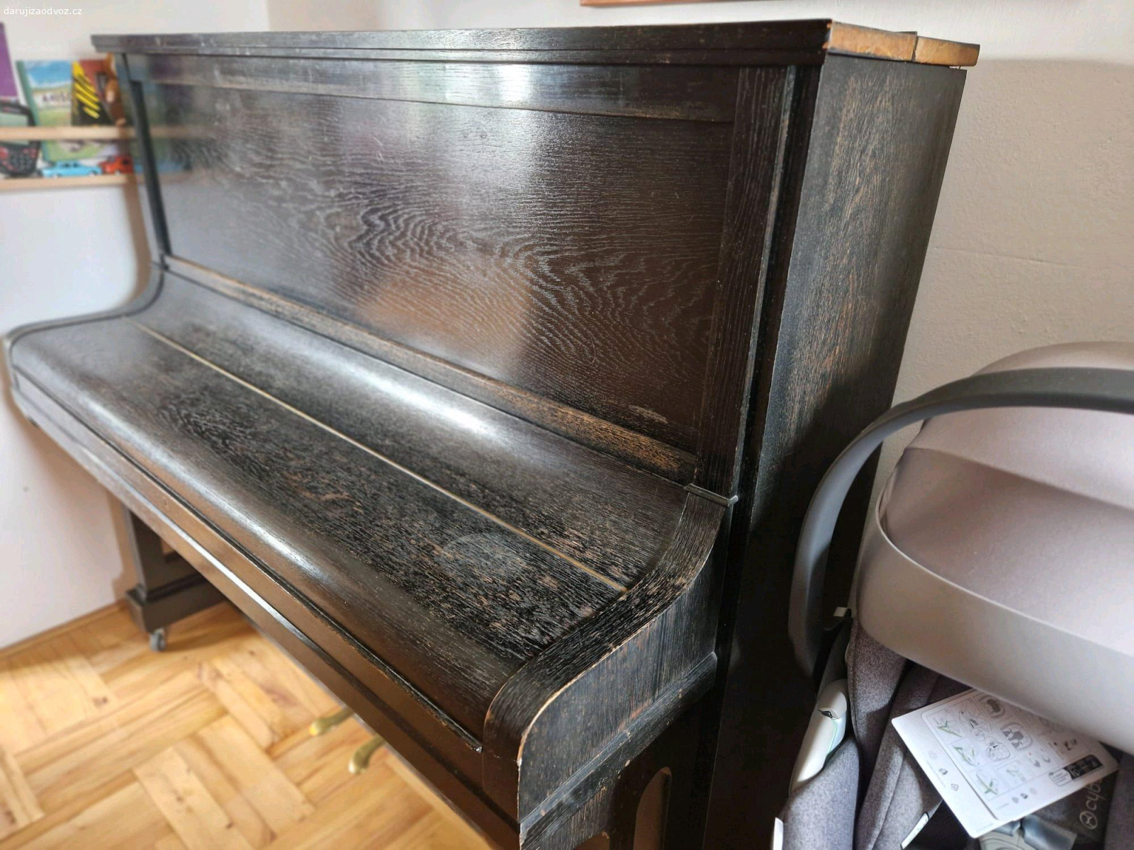 Hoffman & Czerny. PLATÍ DO SMAZÁNÍ. Dobrý den, nabízíme klavír, který je u nás 30 let. Byl umisten ve stalych suchych podminkach, daleko od topeni, mimo pruvan a dlouhodoby slunecni svit. Laden byl naposledy pred 12 lety. Dle posudku je treba vymenit nektere kladivka, popr. dalsi zasahy (8000 zakladni oprava, 15000 oprava zn. ideal) Zda se ze plst od molu sezrana neni. Budeme radi kdyz bude delat radost, u nas jiz neni na nej misto.