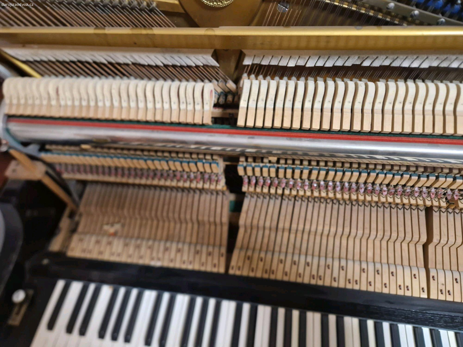 Hoffman & Czerny. PLATÍ DO SMAZÁNÍ. Dobrý den, nabízíme klavír, který je u nás 30 let. Byl umisten ve stalych suchych podminkach, daleko od topeni, mimo pruvan a dlouhodoby slunecni svit. Laden byl naposledy pred 12 lety. Dle posudku je treba vymenit nektere kladivka, popr. dalsi zasahy (8000 zakladni oprava, 15000 oprava zn. ideal) Zda se ze plst od molu sezrana neni. Budeme radi kdyz bude delat radost, u nas jiz neni na nej misto.