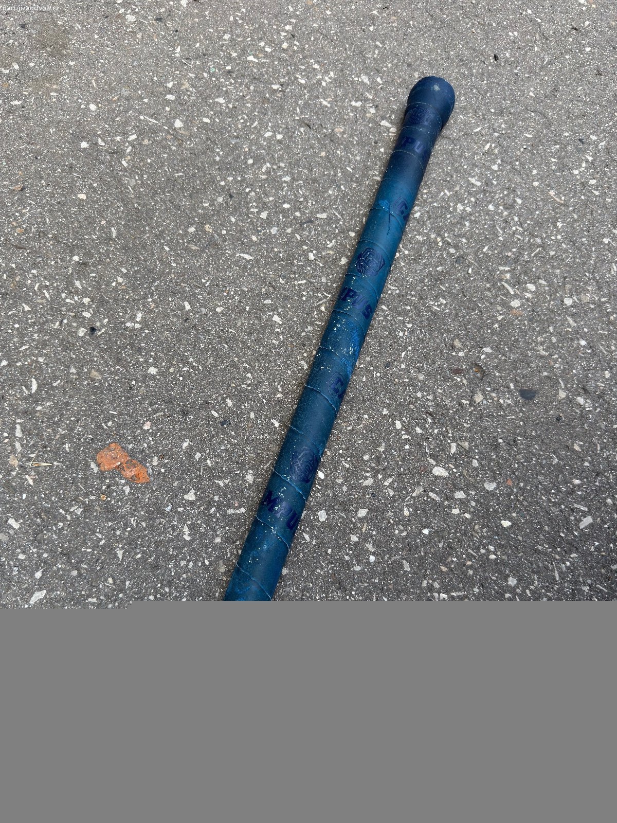 Hokejka na florbal R. Daruji hokejku na florbal pro stranu R. Omotávka to má asi za sebou, i když hrát se s tím dá, vizuálně je hokejka ohraná ale je v pořádku, pevná, bez vůle, neprasklá. K vyzvednutí Praha - Žižkov - Biskupcova, Modřany - Vorařská, Radotín, Domažlice, Žatec, případně mohu dovézt někde mezi tím. Preferuji nejdříve email nebo sms, nerad zvedám cizí čísla.