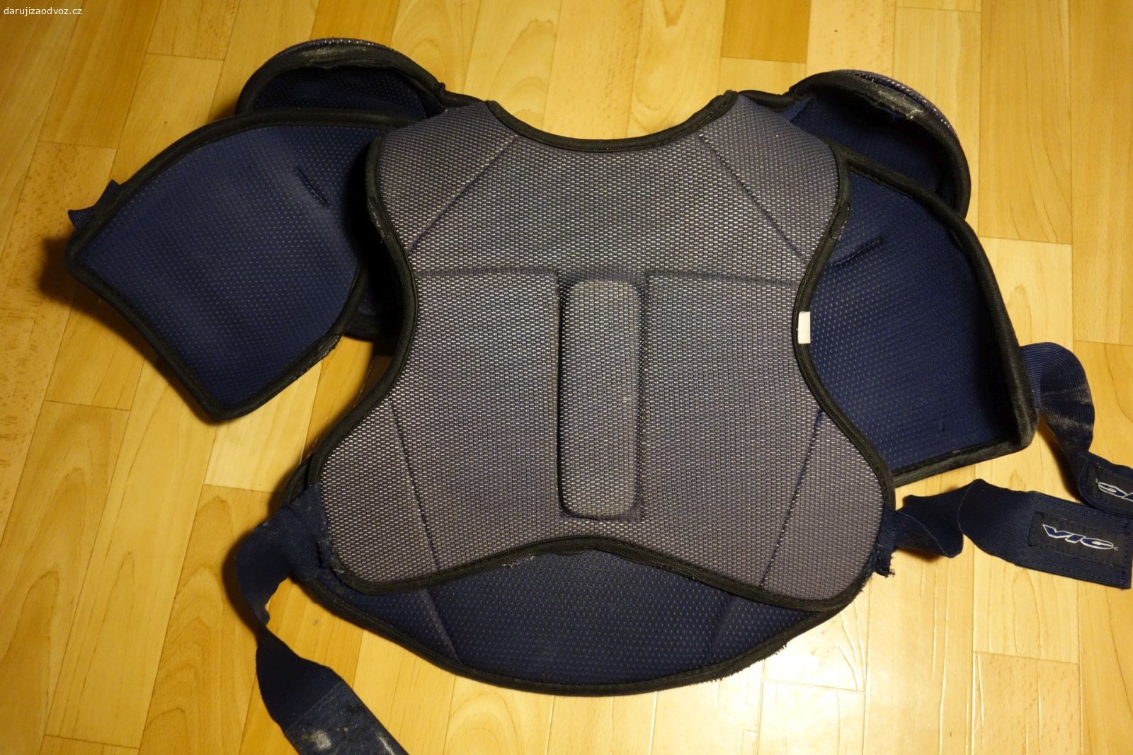 Hokejová vesta - ramena VIC X Weave 350 JrL. Daruji za odvoz hokejovou vesta - ramena VIC X Weave 350, velikost JrL. Používaná. Za odvoz Nová Včelnice, případně Jindřichův Hradec, Kamenice nad Lipou nebo České Budějovice.