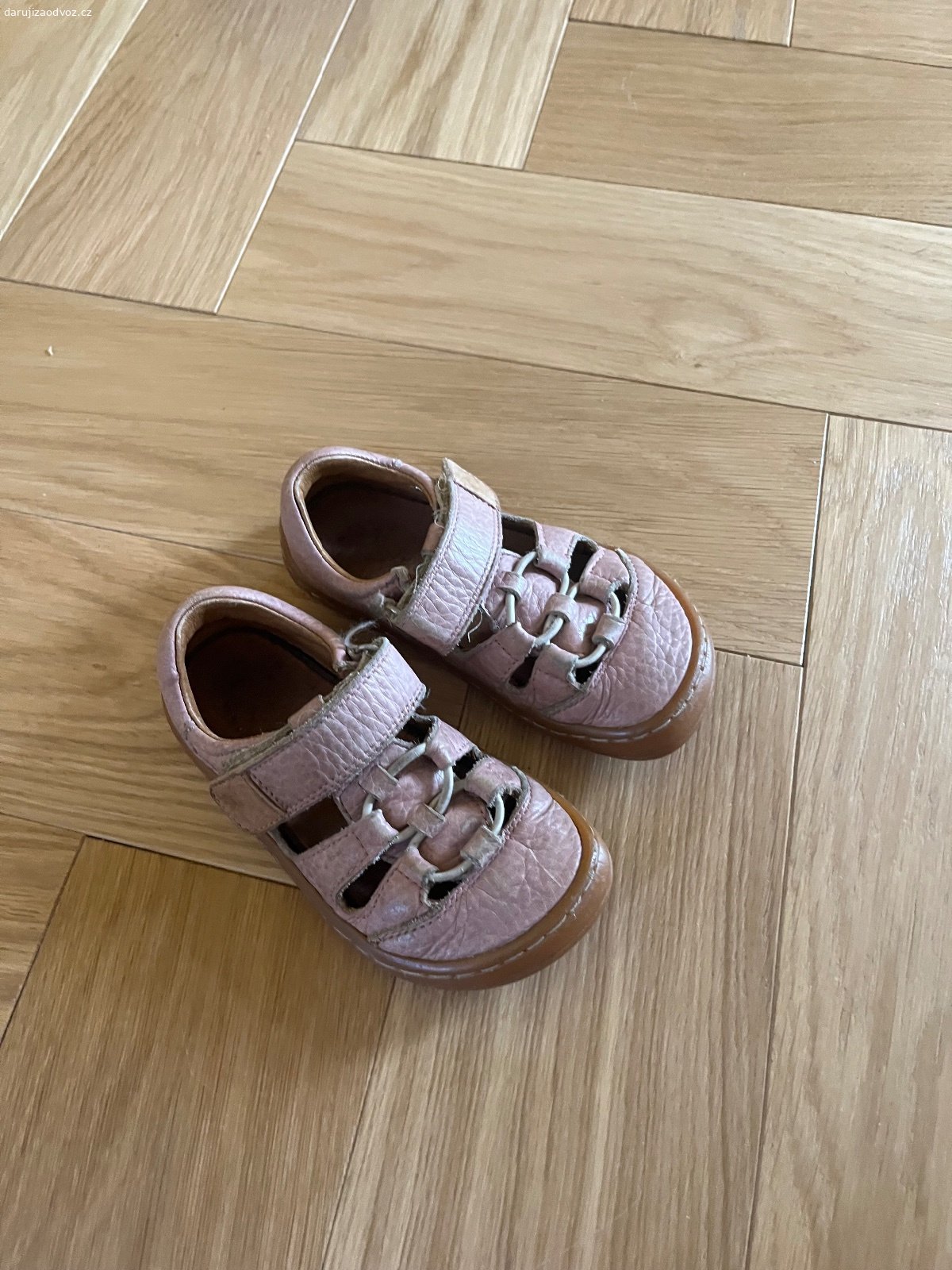 Holčičí boty Froddo vel. 25. Daruji za odvoz nebo za poštovné dětské barefoot boty Froddo, vel. 25. Osobní předání Praha Smíchov nebo po dohodě přes zasilkovnu.