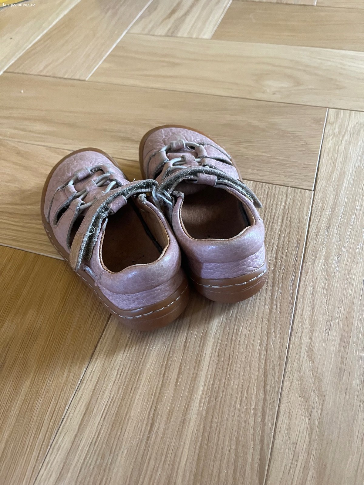 Holčičí boty Froddo vel. 25. Daruji za odvoz nebo za poštovné dětské barefoot boty Froddo, vel. 25. Osobní předání Praha Smíchov nebo po dohodě přes zasilkovnu.