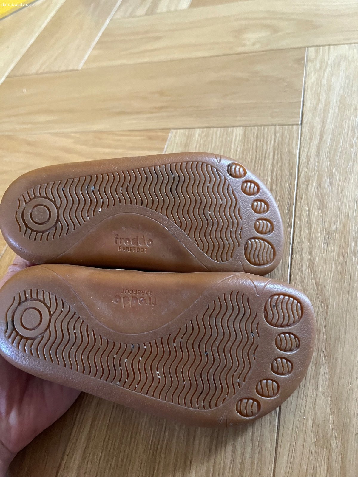 Holčičí boty Froddo vel. 25. Daruji za odvoz nebo za poštovné dětské barefoot boty Froddo, vel. 25. Osobní předání Praha Smíchov nebo po dohodě přes zasilkovnu.