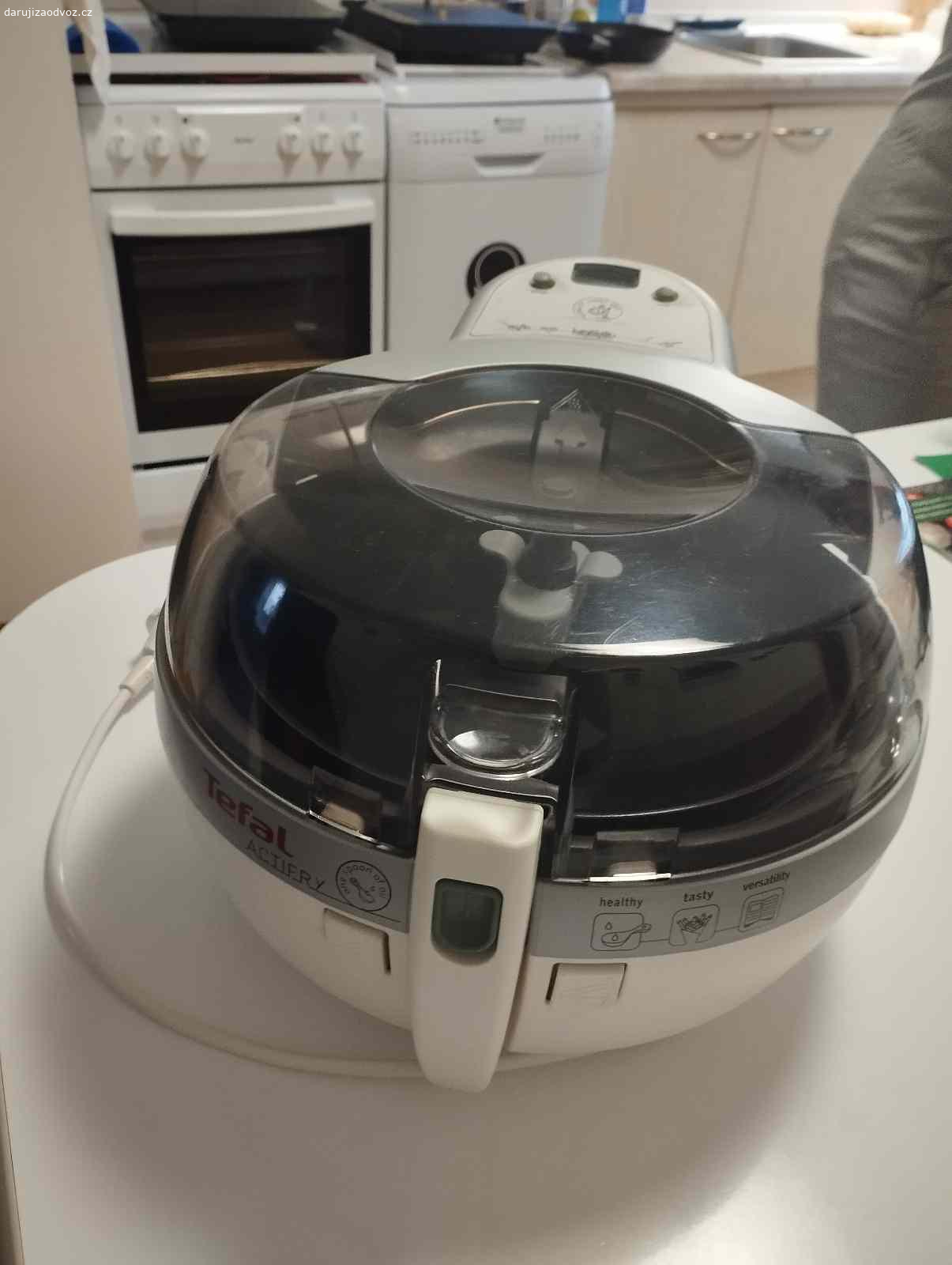 Horkovzdušná fritéza TEFAL. Horkovzdušná fritéza TEFAL s mícháním. Málo používaná, plně funkční.