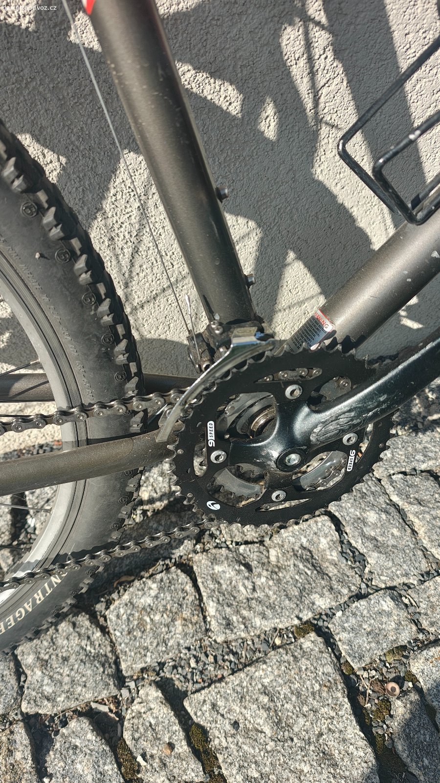 Horské kolo Trek 6000. Daruji horské kolo, plně funkční, bez výrazných závad. Staré odhadem cca 25 let, vidlice fuknční, třeba seřídit přehazovačku.