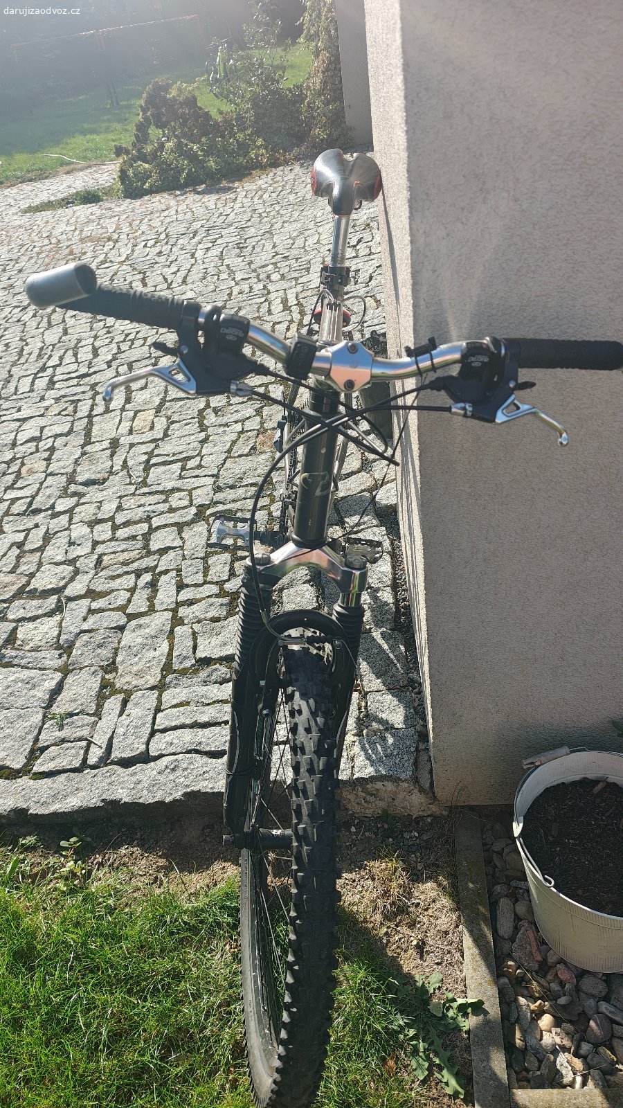 Horské kolo Trek 6000. Daruji horské kolo, plně funkční, bez výrazných závad. Staré odhadem cca 25 let, vidlice fuknční, třeba seřídit přehazovačku.