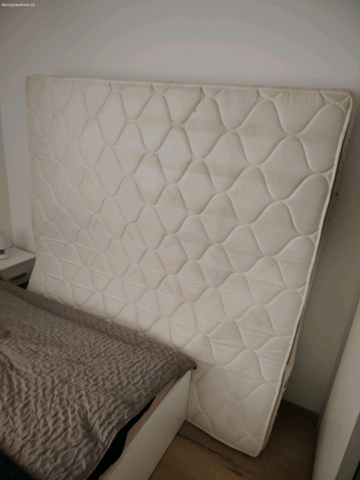 hotelová matrace. Daruji za odvoz kvalitní hotelovou matraci 200x200 cm, ve výborném stavu.