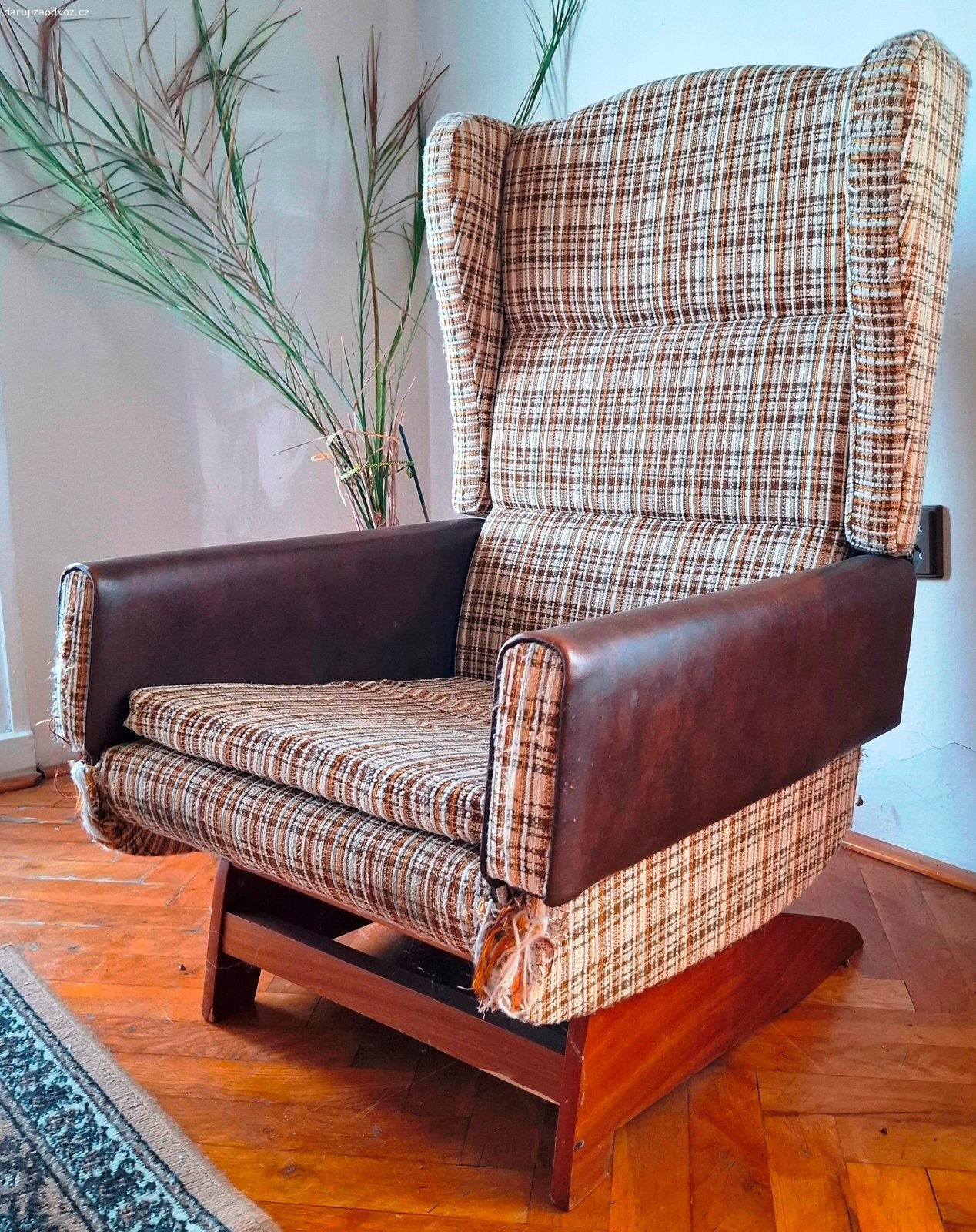 Houpací křeslo Ušák. Nabízím ikonické dobové houpací křeslo, známé jako ušák. Křeslo kombinuje retro design s maximálním pohodlím. Je ideální na chalupu, do stylového obýváku nebo jako designový solitér do moderního interiéru.

Stav a popis
	Konstrukce: Pevná dřevěná houpací základna.
	Čalounění: Kombinace hnědé koženky a látky s typickým dobovým kostkovaným vzorem.
	Stav: Používané, zachovalé, plně funkční. Přední část polstrování potrhaná od kočky. Tyto škrábance na polstrování (dole) je nutno opravit či přečalounit.

Rozměry:  Výška: 115 cm | Šířka: 66 cm | Hloubka: 75 cm

Odběr: Pouze osobní odběr ve Zlíně