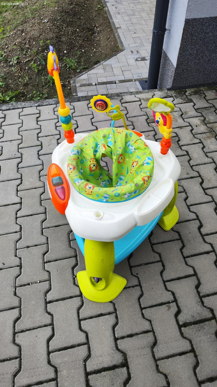 Houpací sedátko pro děti. Předám nepoužívané sedátko pro děti. Potřeba pouze umýt..