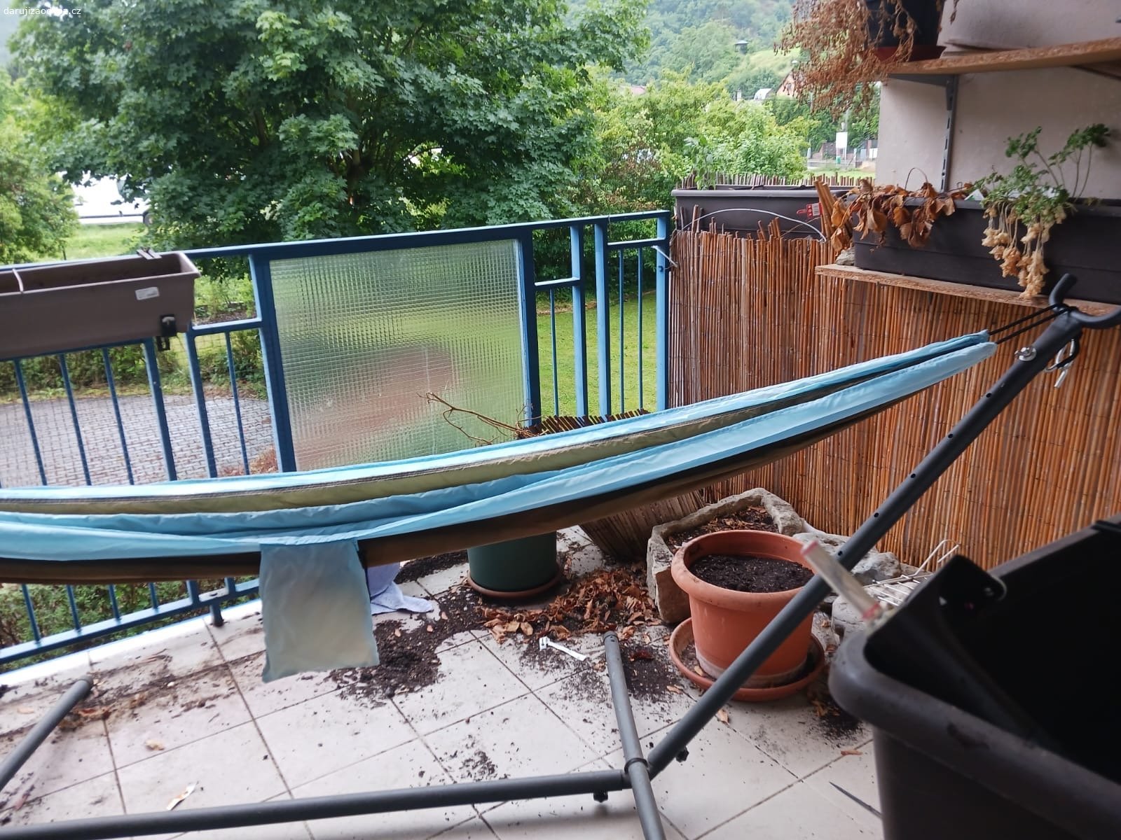 Houpačka - hamaka. Za odvoz daruji houpačku hamaka s kovovou samostojnou konstrukcí. Vhodná na zahradu nebo na balkon.