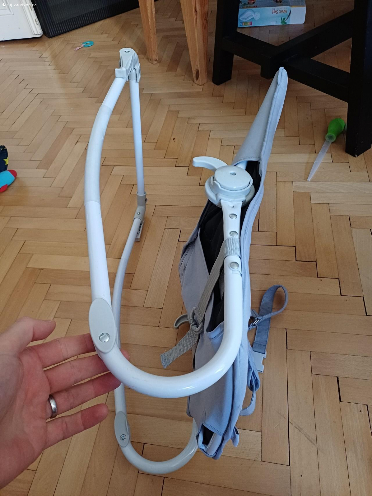 Houpačka pro miminka Kinderkraft. Houpačka je několik let stará. Odhoupala jedno dítě, ale je bez problému dále použitelná.